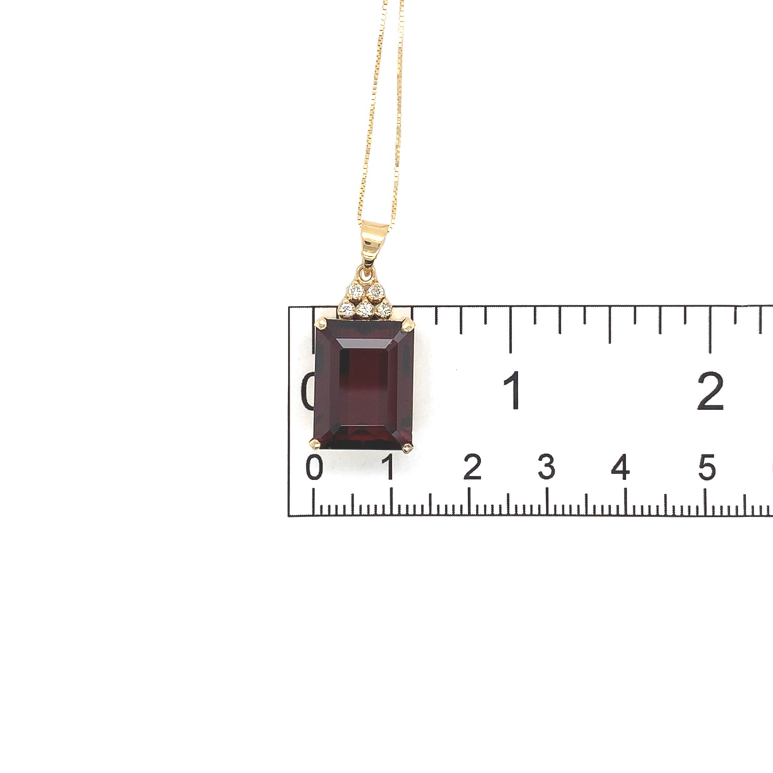 Pendentif en or 14K avec grenat taille émeraude et diamant de 13 carats et chaîne de 18