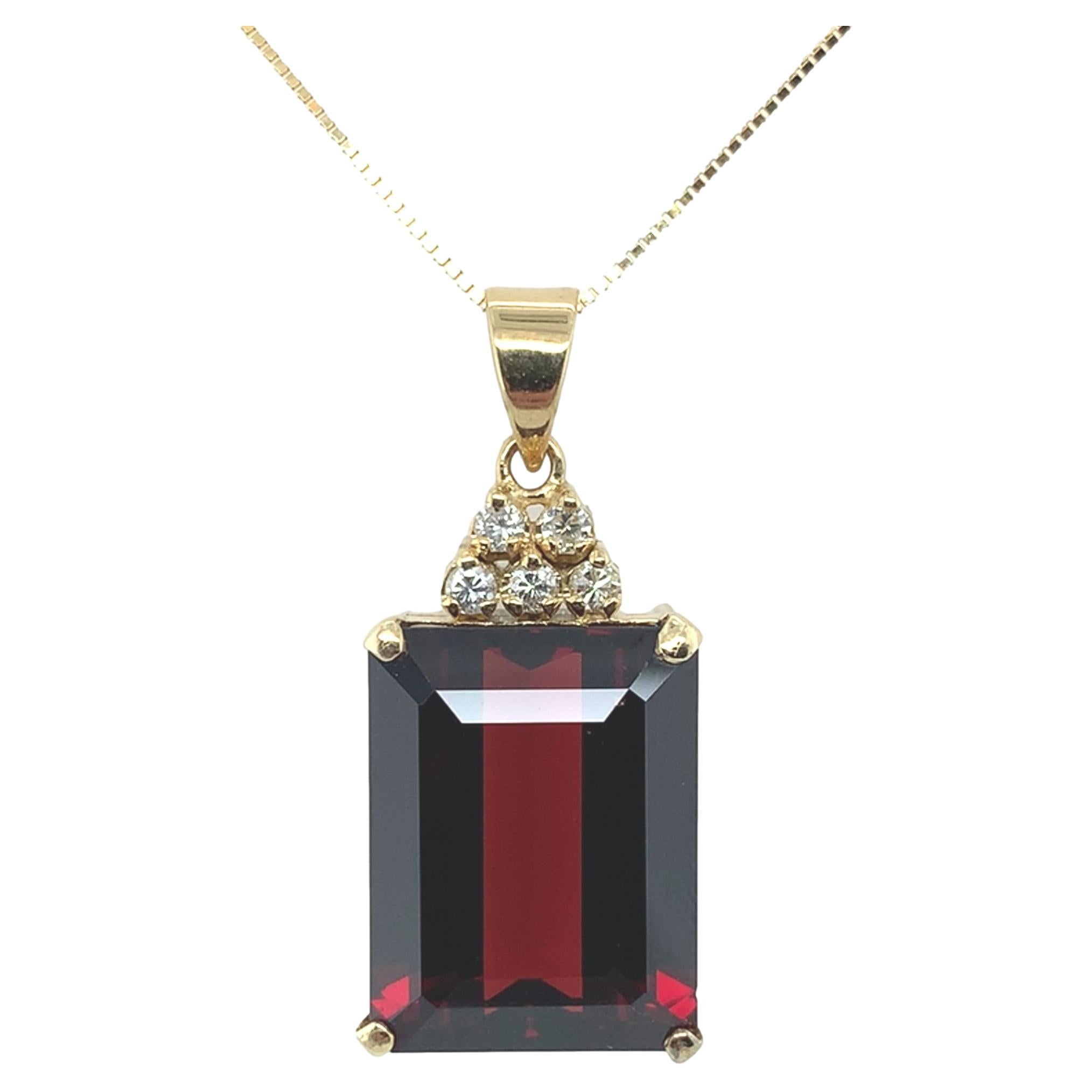 Pendentif en or 14K avec grenat taille émeraude et diamant de 13 carats et chaîne de 18".