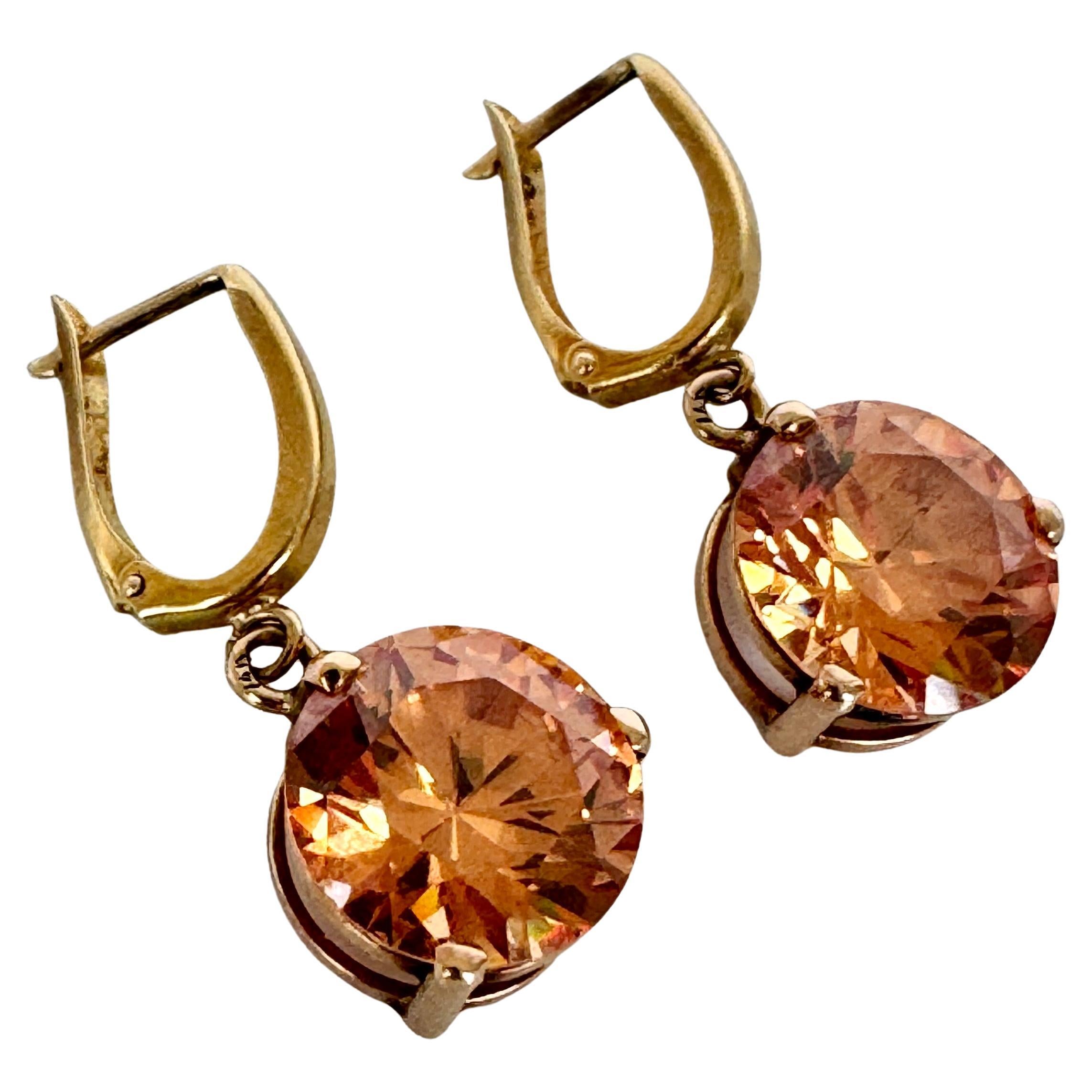 14K Gold Large Citrine Dangle Earrings
Sparkling and large round 0.5 inch brilliant cut citrine in a modern setting, about 1.5 inch long and weight about 11.2 grams. Marked 14 KG.