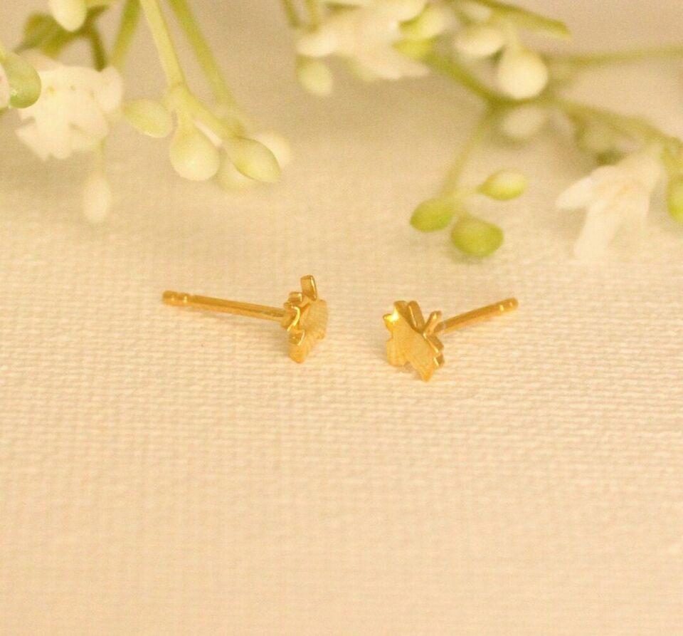 14k Gold Leaf Studs Maple Leaf Earrings Gold Autumn Jewelry October Jewelry Gift In New Condition For Sale In Chicago, IL