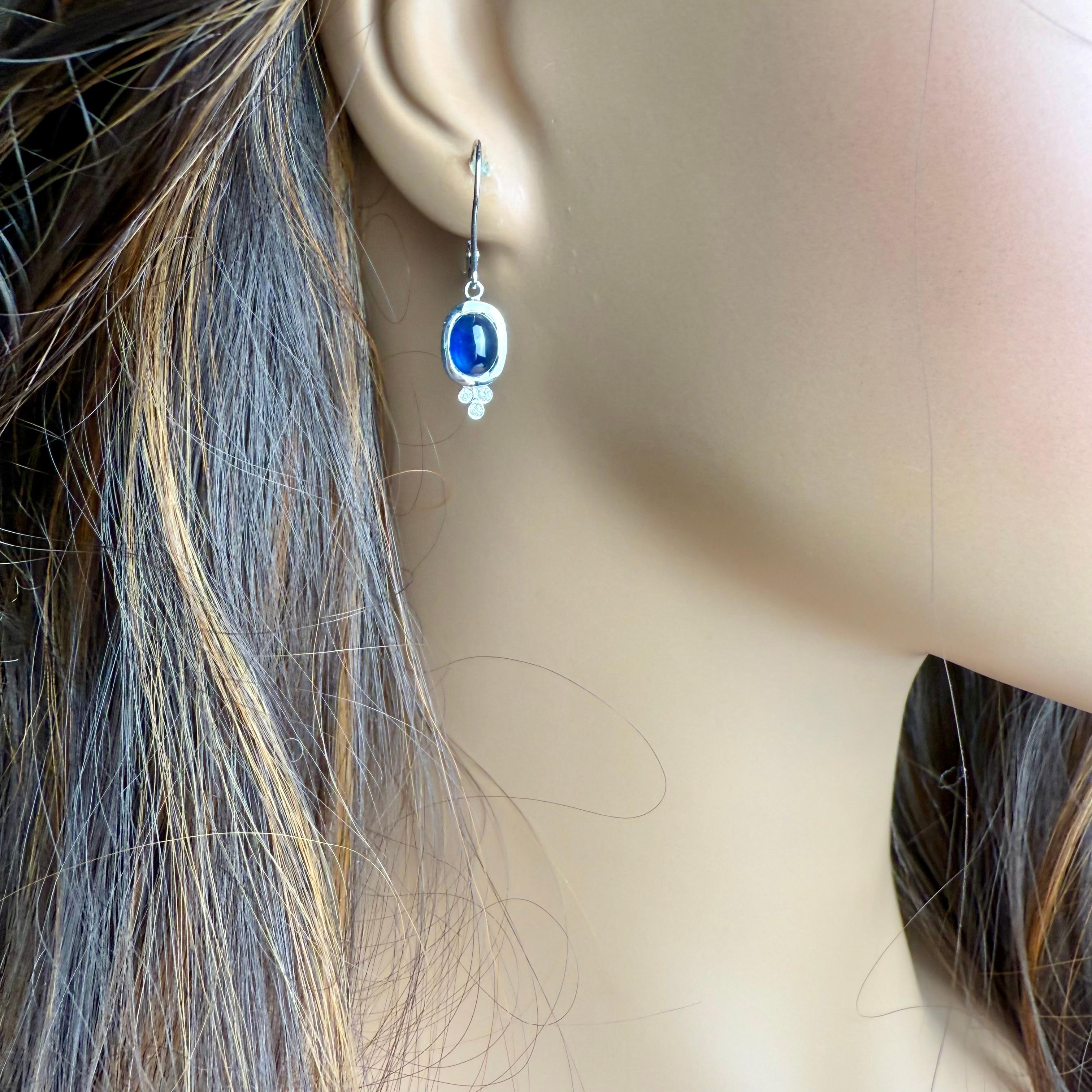Taille cabochon 14K Gold Lever Back Earrings with 4.15 Carat Cabochon Sapphire and Diamond en vente