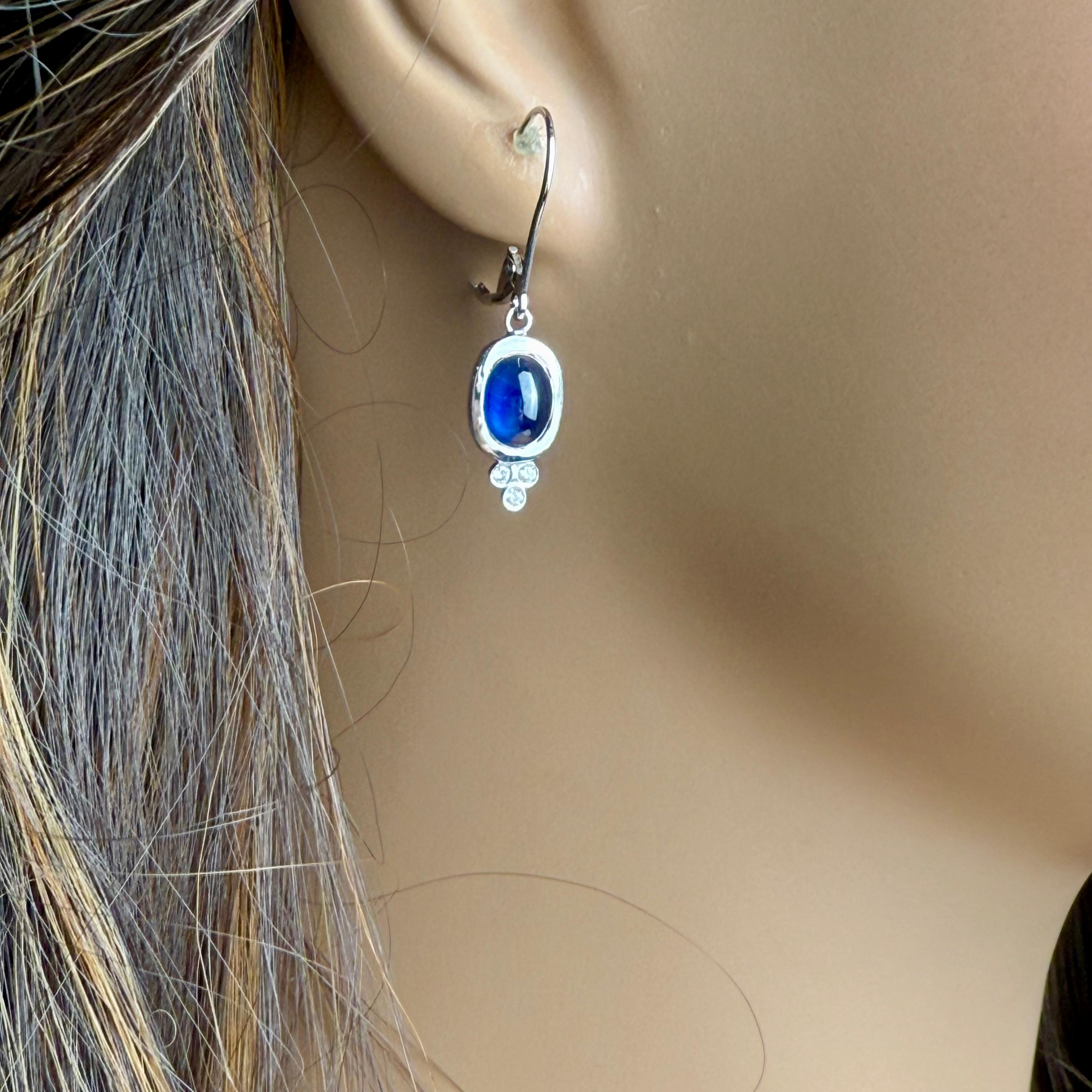 14K Gold Lever Back Earrings with 4.15 Carat Cabochon Sapphire and Diamond Pour femmes en vente