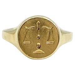 Anello da mignolo con incisione vintage in oro 14k Bilancia Zodiacale Avvocato
