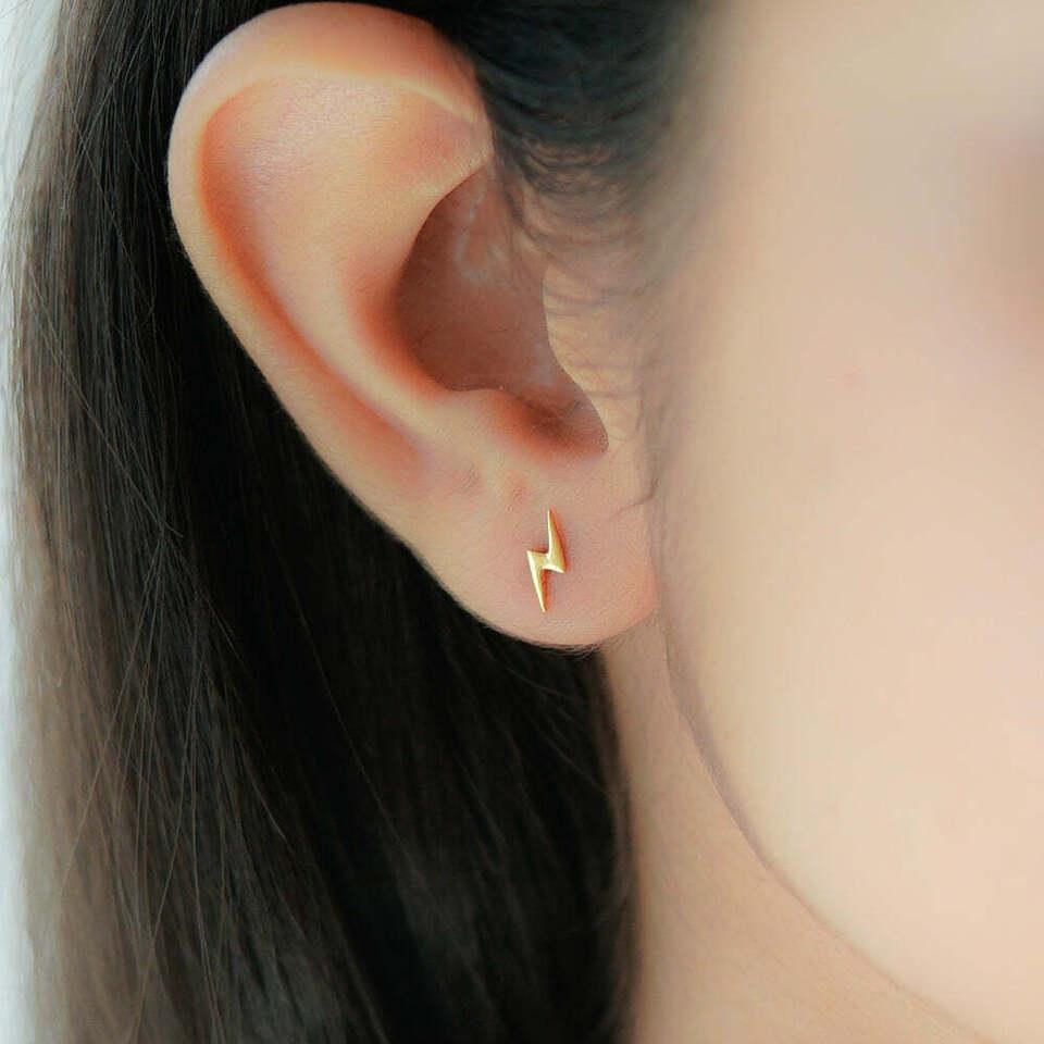 14K Gold Lightning Bolt Stud Earring Or jaune massif Minimalist Earring Studs. Neuf - En vente à Chicago, IL