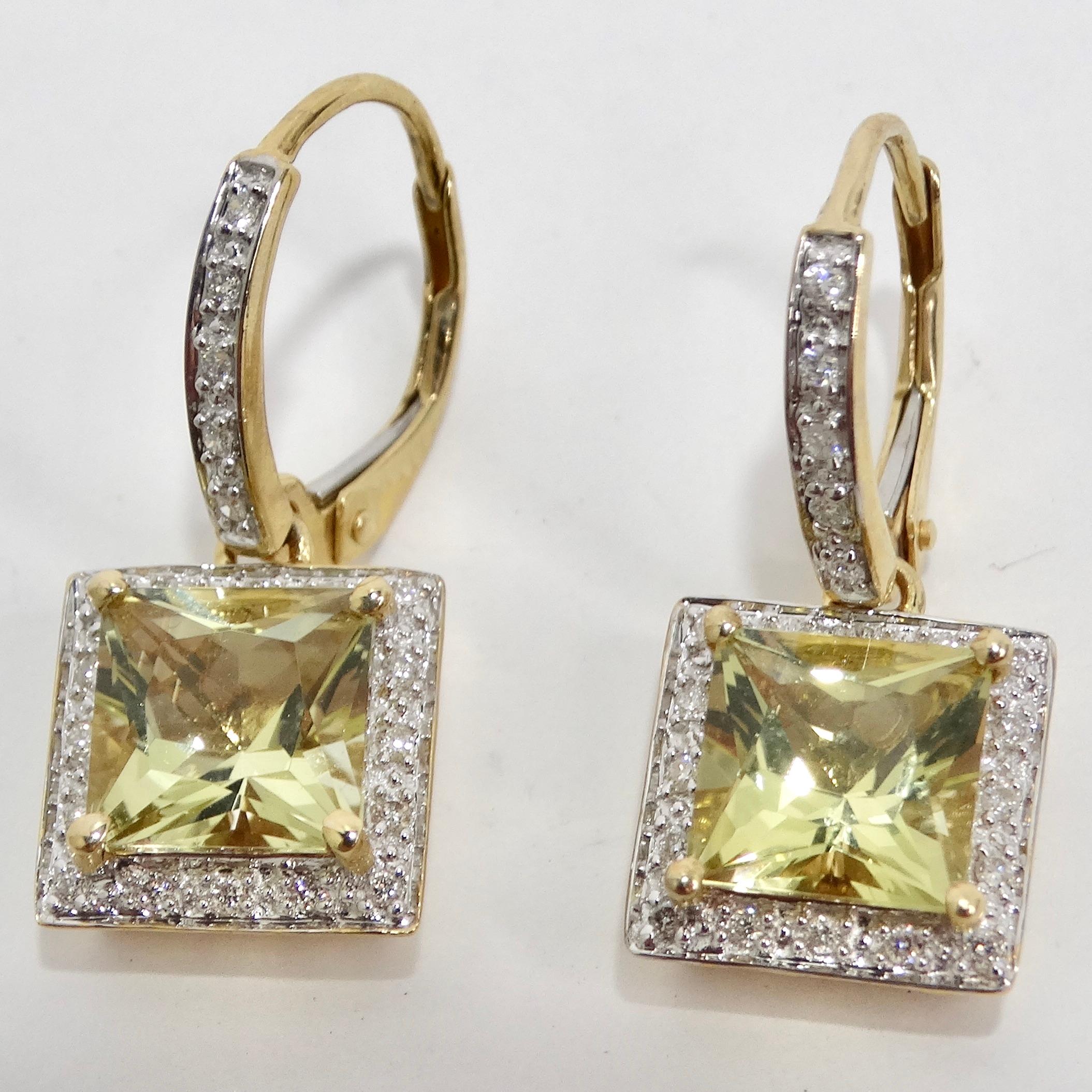 Voici les boucles d'oreilles en or 14 carats avec citrine et diamant - un classique intemporel avec une subtile touche de glamour vintage ! Ces boucles d'oreilles pendantes en or 14K sont ornées d'une pierre de citrine carrée au centre, qui respire