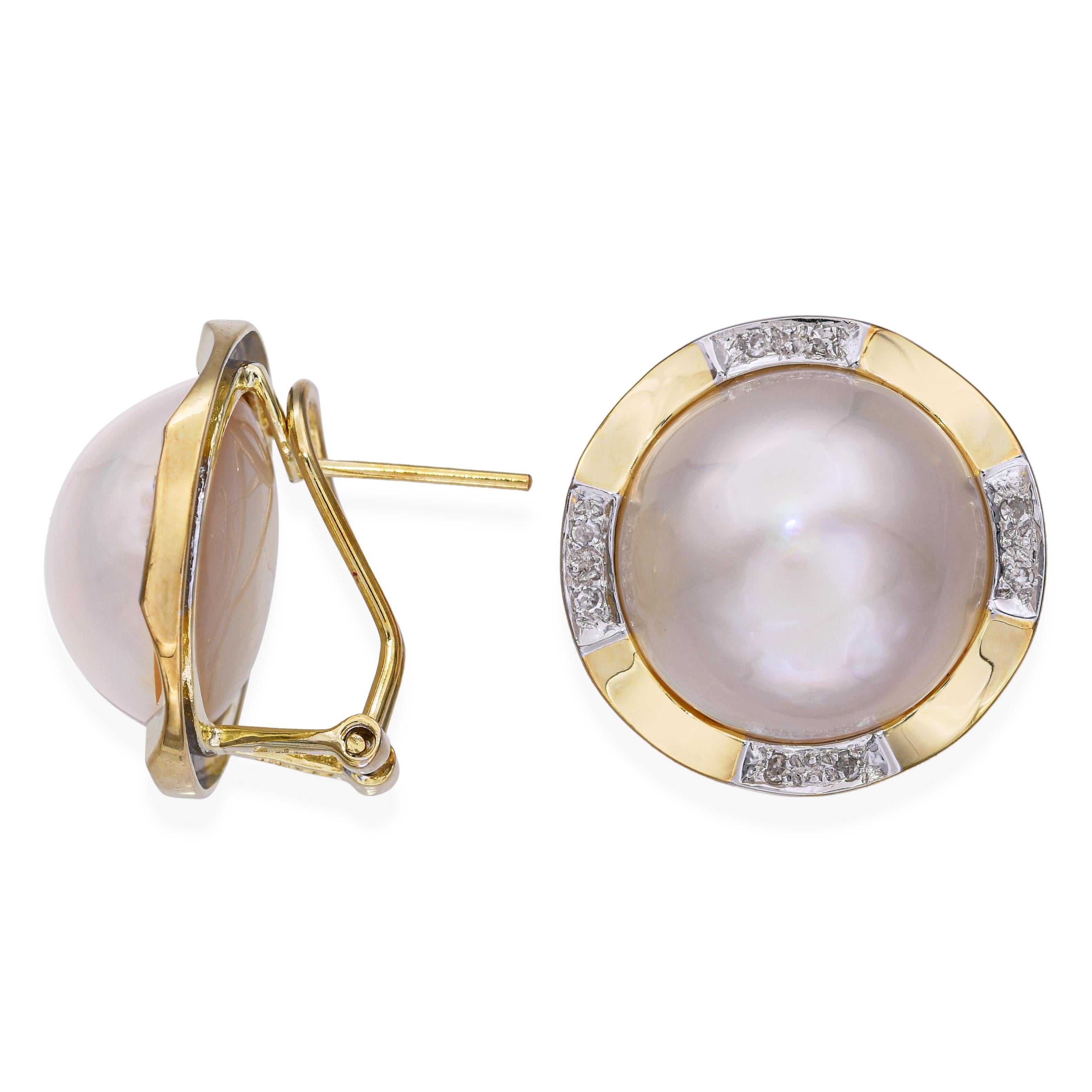 Ces superbes boucles d'oreilles présentent des perles lustrées, entourées d'un mélange harmonieux d'or et de diamants. Réalisé avec précision, le design présente une intégration harmonieuse des matériaux, mettant en valeur la beauté naturelle des