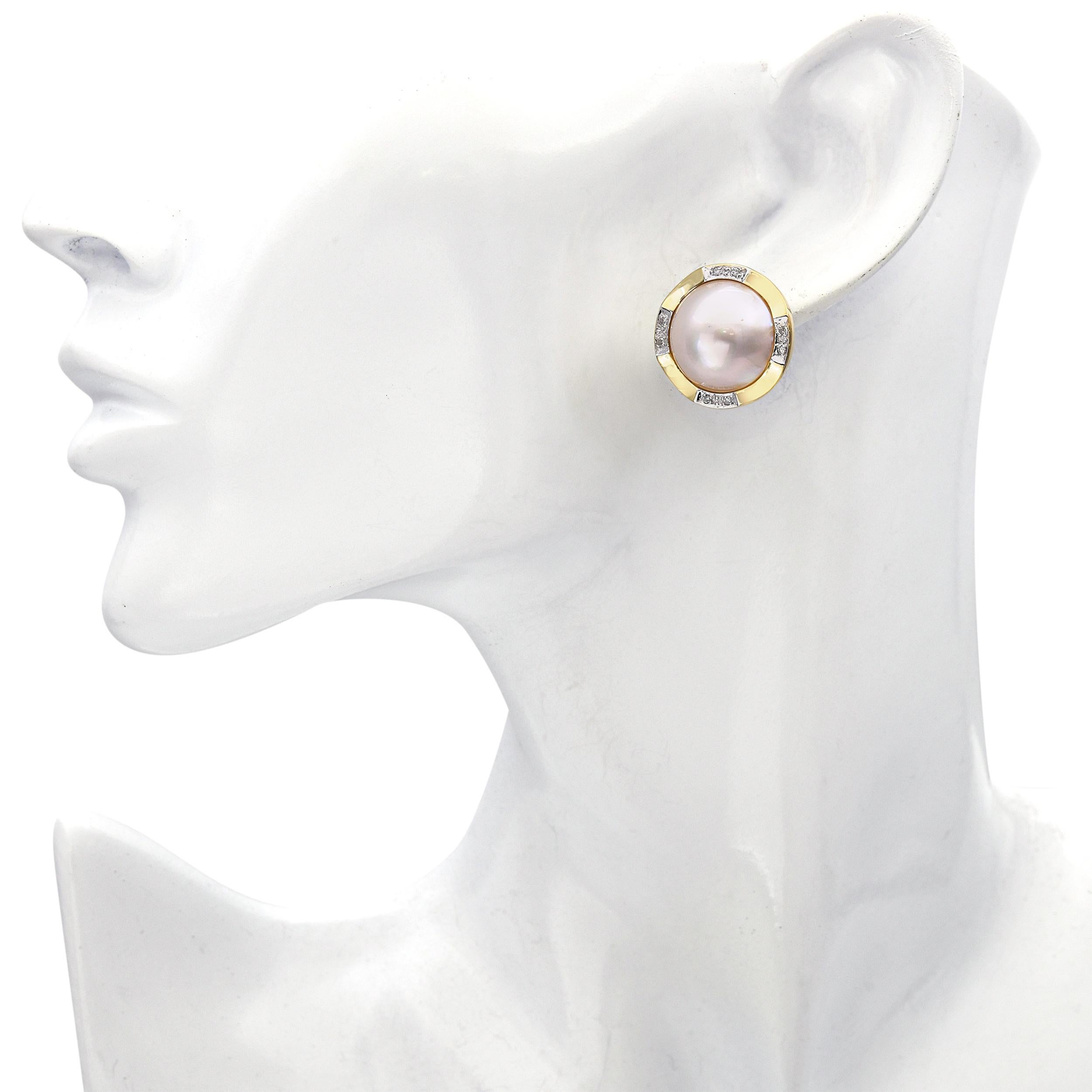 Taille ronde Boucles d'oreilles en or 14k perles Mabe et diamants en vente