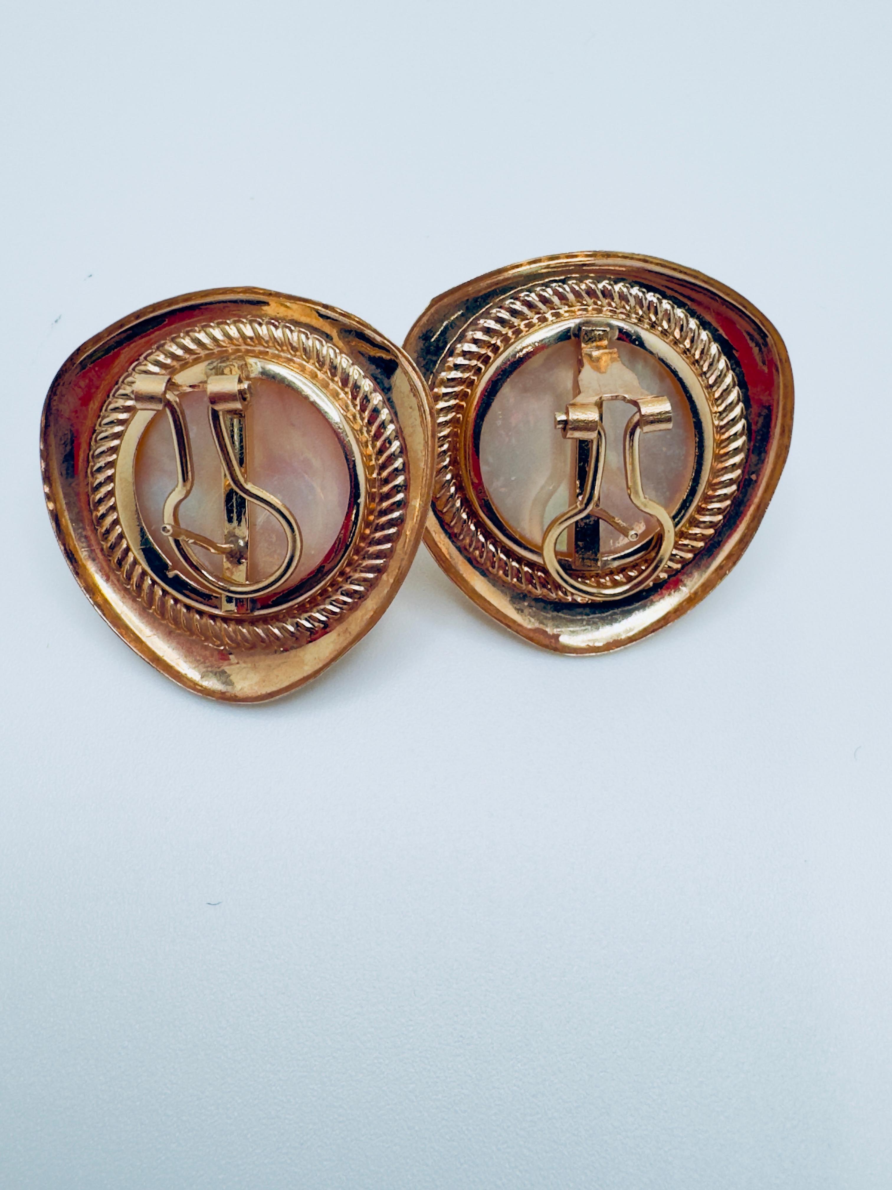 14K Gold Mabe Pearl Omega Back Earrings, 18mm In Good Condition For Sale In Palm Desert, CA