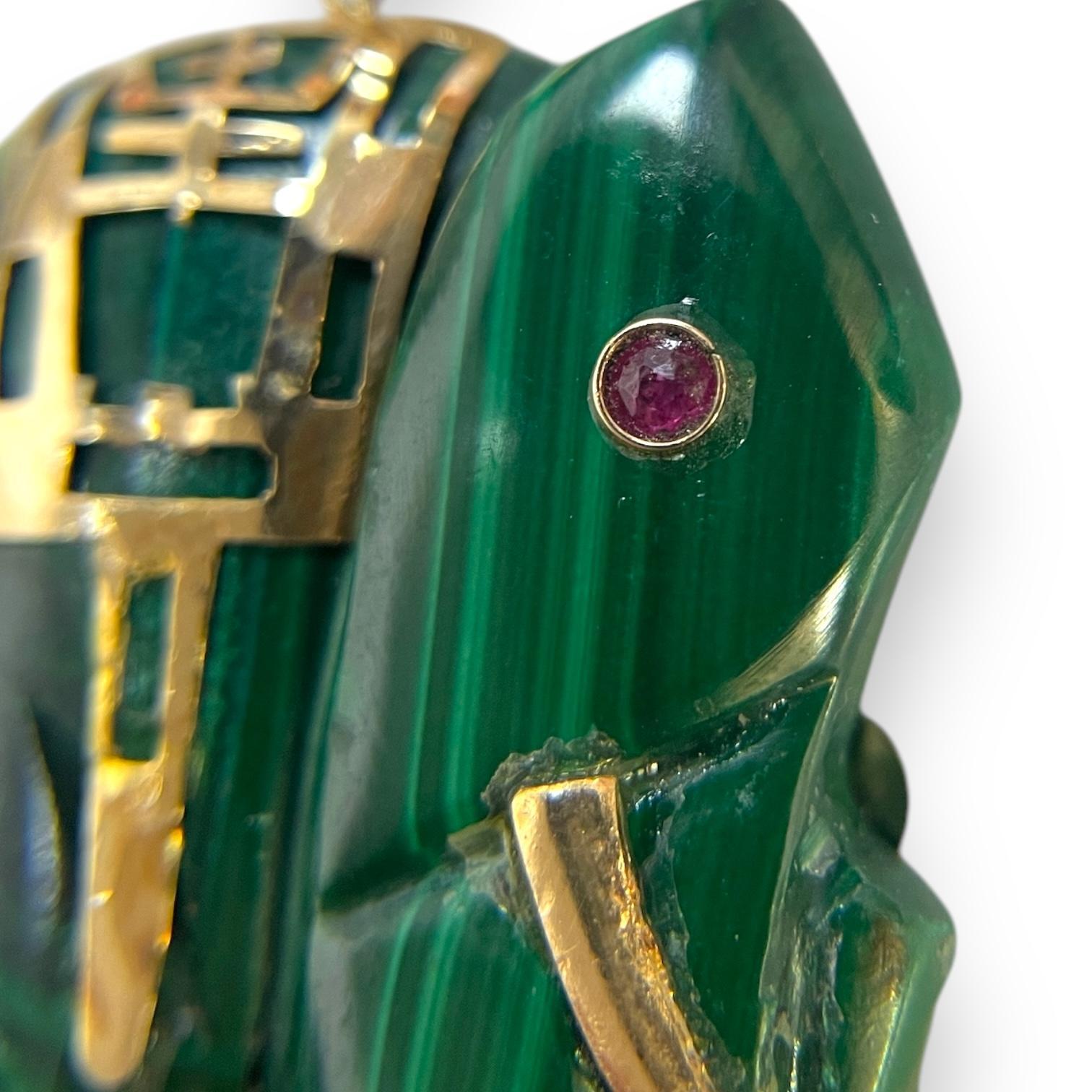 Art Déco Ciondolo Elefante di Malachite in oro 14K con occhio di rubino in vendita