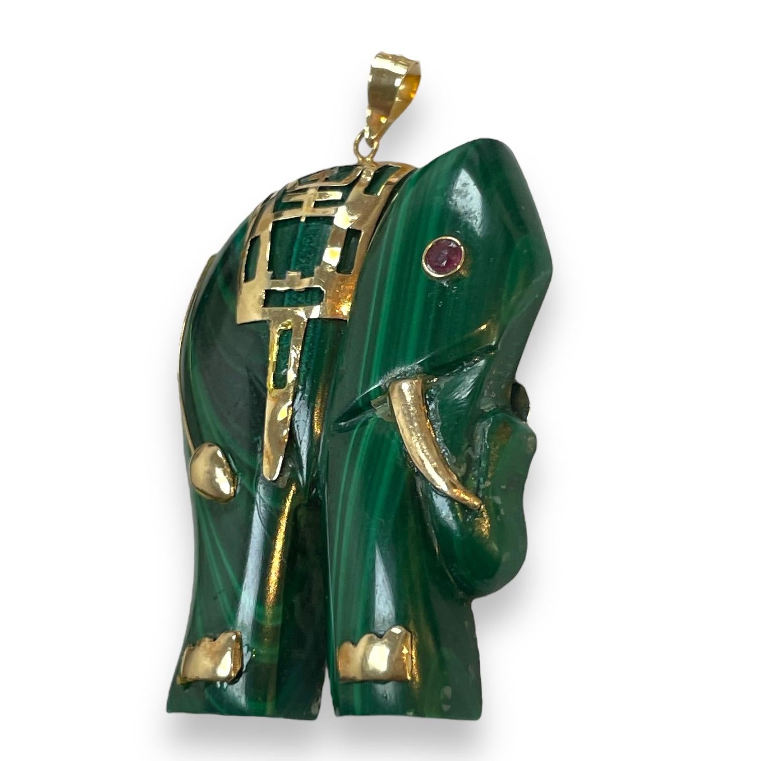 Taglio misto Ciondolo Elefante di Malachite in oro 14K con occhio di rubino in vendita