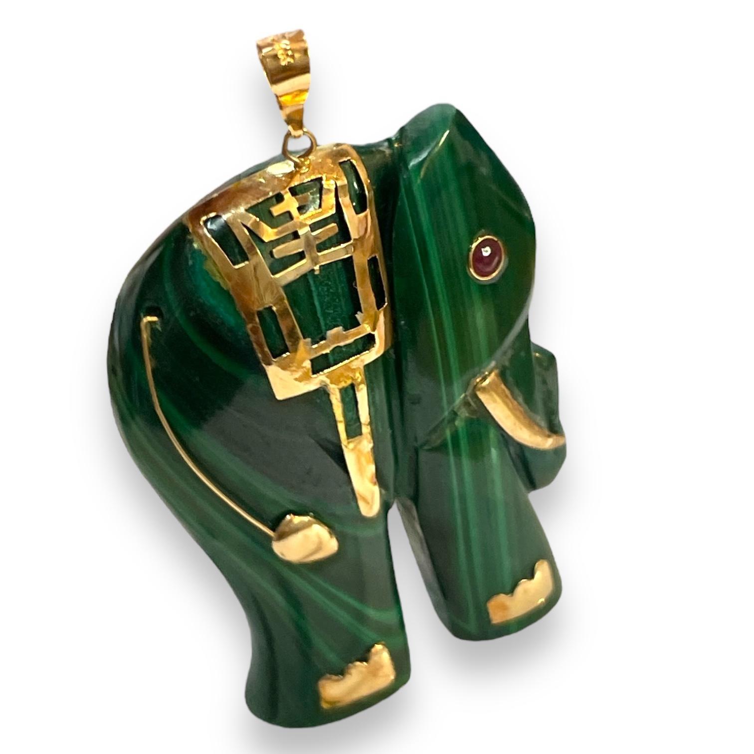 Ciondolo Elefante di Malachite in oro 14K con occhio di rubino In condizioni ottime in vendita a New York, NY