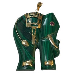 Ciondolo Elefante di Malachite in oro 14K con occhio di rubino