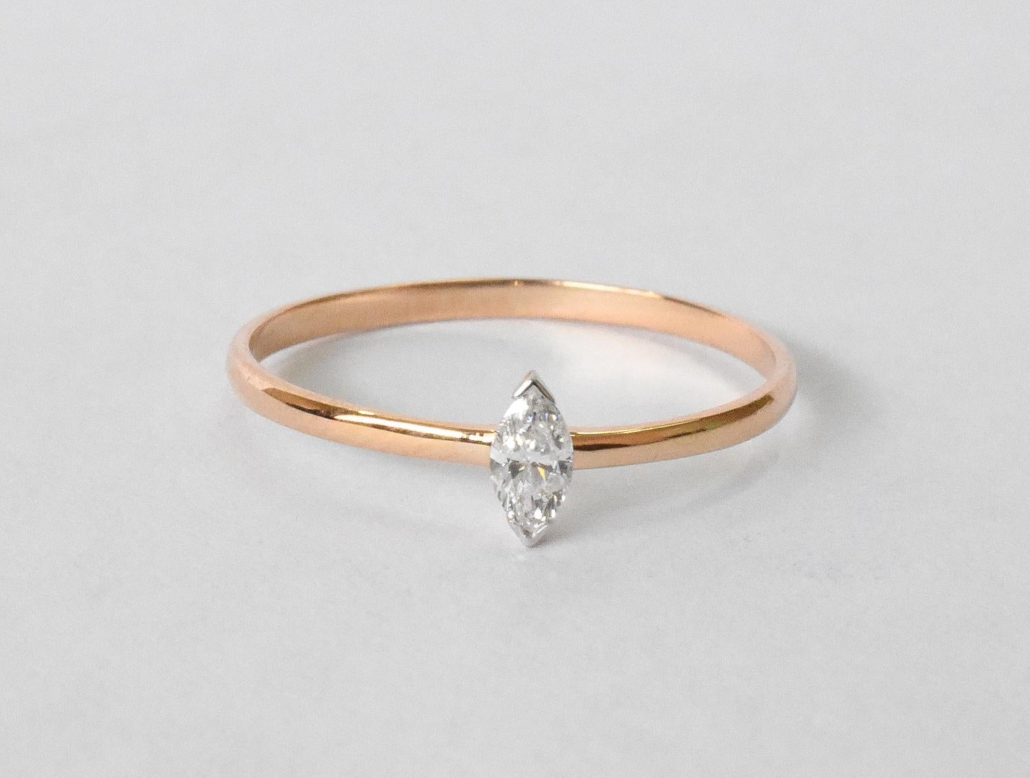 En vente :  Bague de fiançailles en or 14 carats avec diamants solitaires et marquises 2
