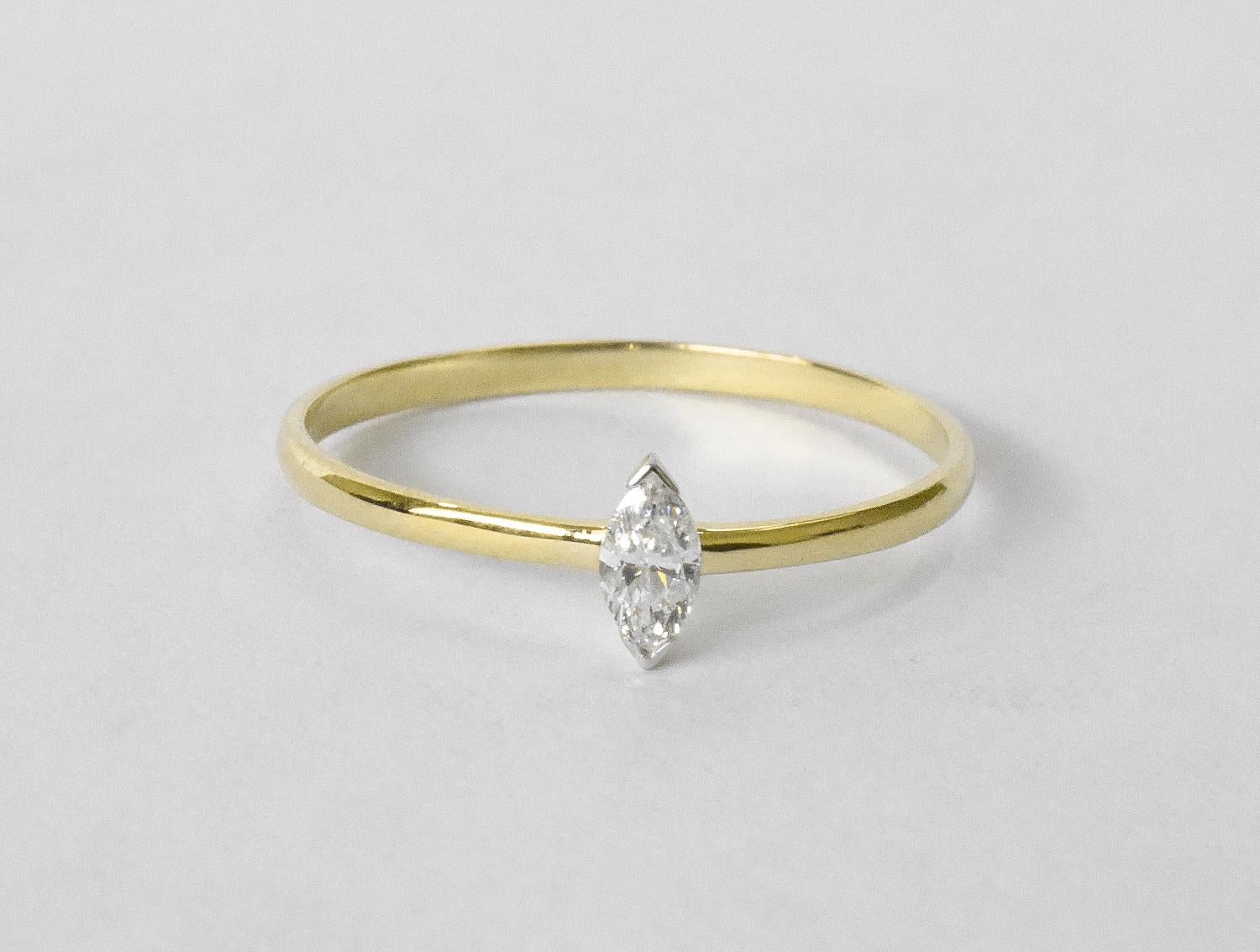 En vente :  Bague de fiançailles en or 14 carats avec diamants solitaires et marquises 3