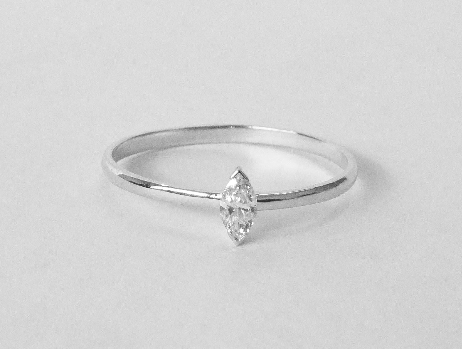 En vente :  Bague de fiançailles en or 14 carats avec diamants solitaires et marquises 4