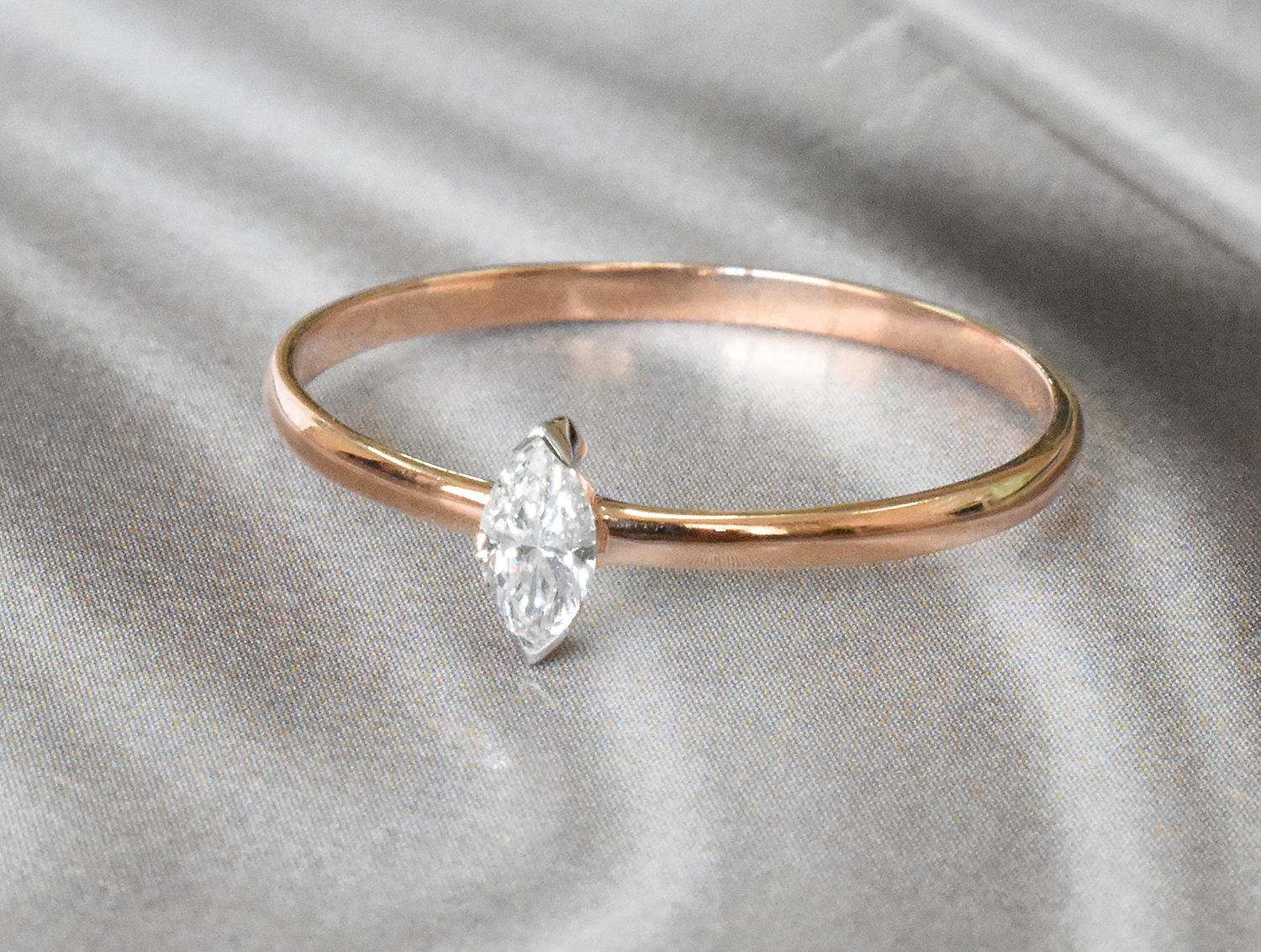 En vente :  Bague de fiançailles en or 14 carats avec diamants solitaires et marquises 5