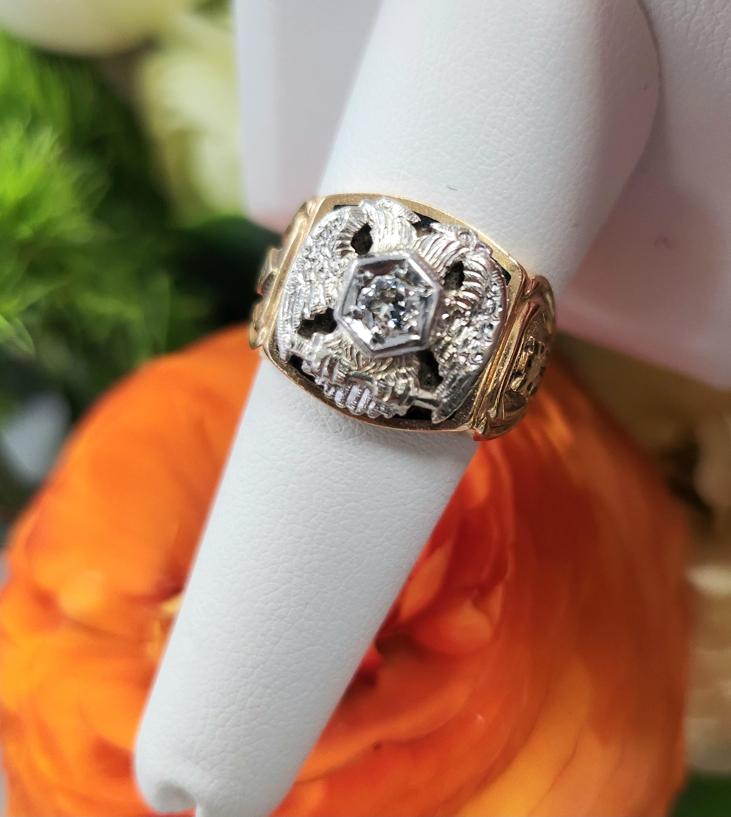 Possiedi un pezzo di storia simbolica con questo straordinario anello massonico vintage, realizzato in lussuoso oro rosa e bianco 14 carati. Il centro è caratterizzato da un'audace testa di aquila doppia in oro bianco, incastonata con uno