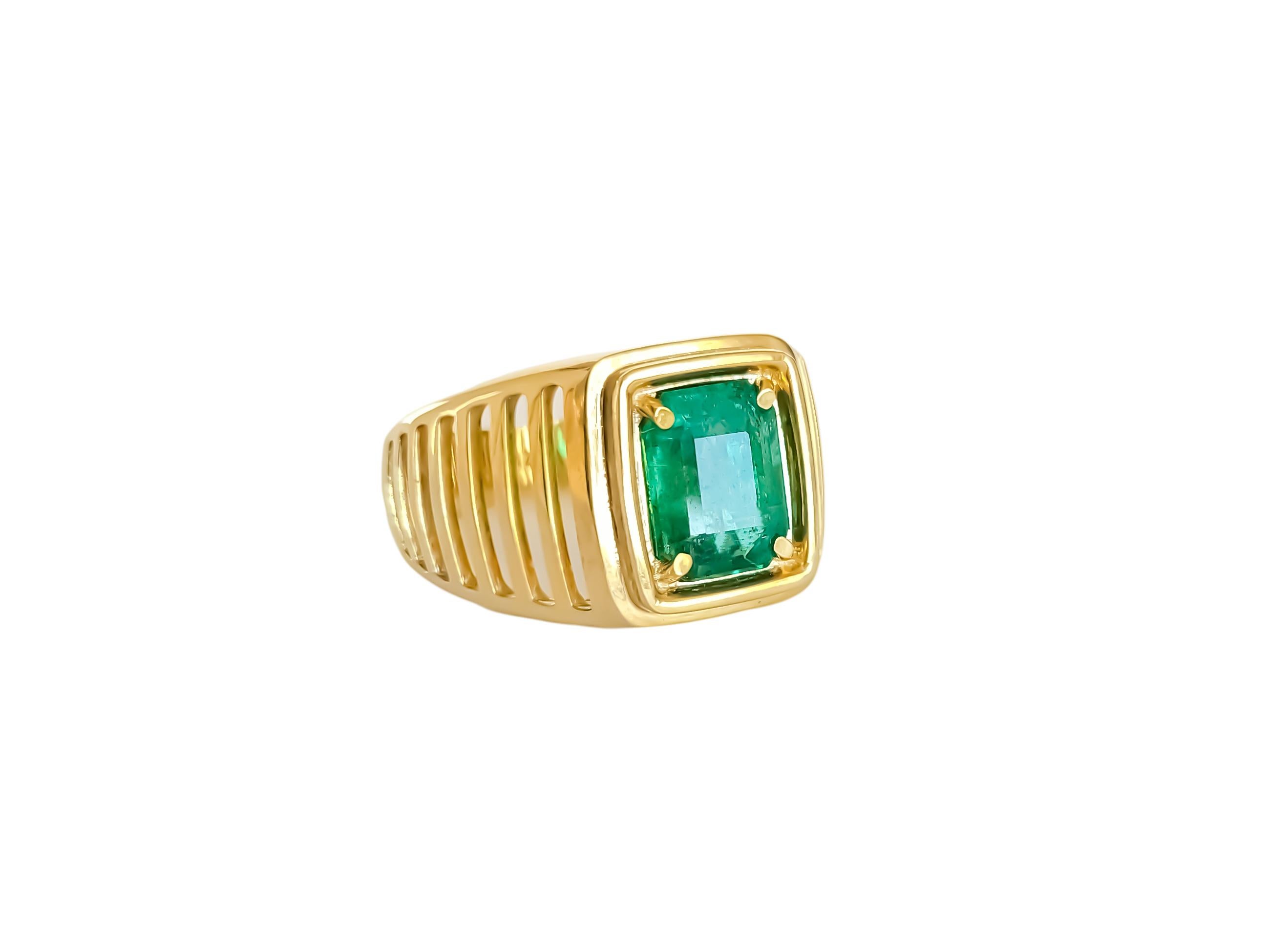 Modern 14k gold Mens, Unisex Ring with Genuine Emerald For Sale