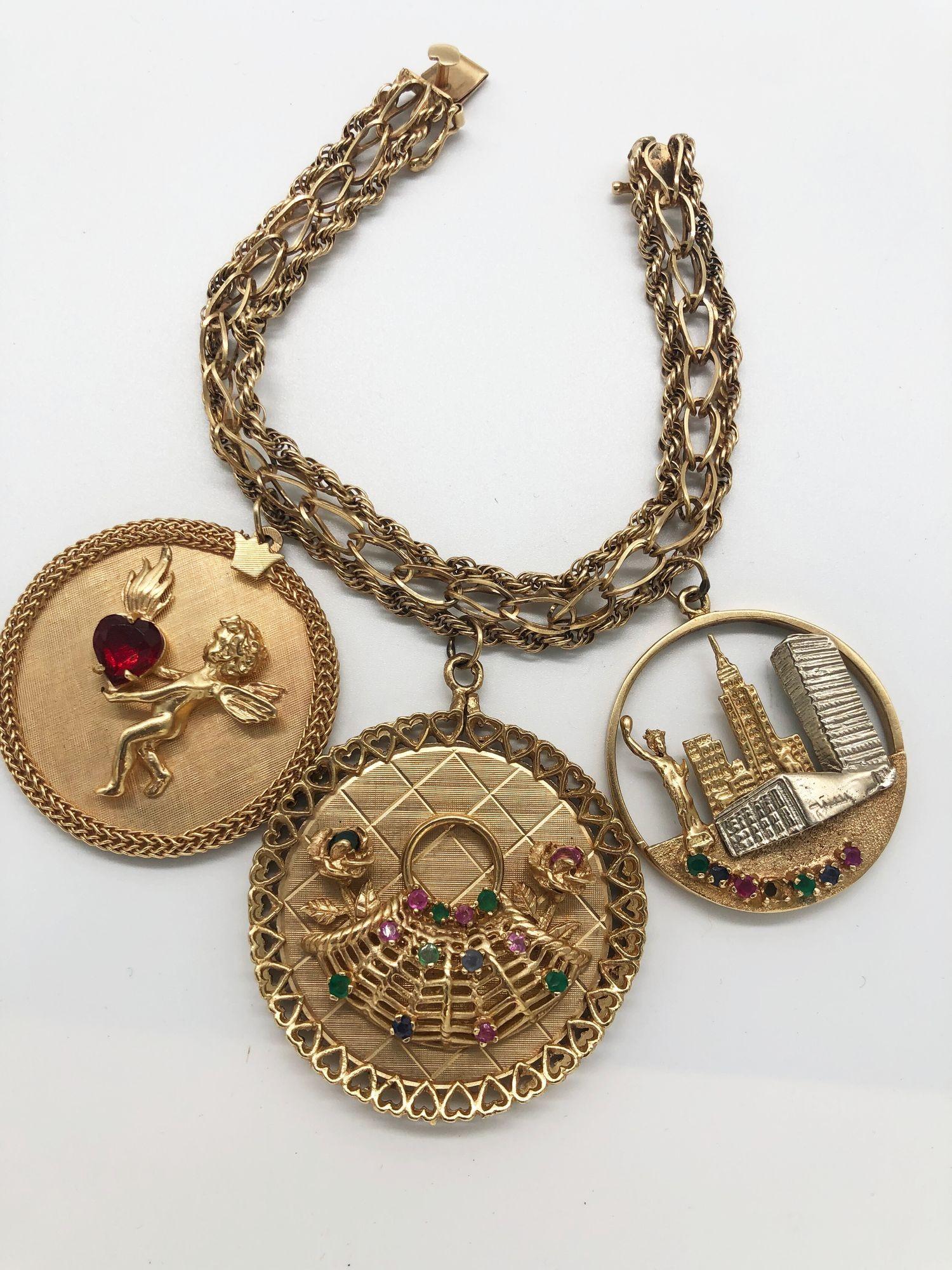 14K Gold Mid Century Charme-Armband im Zustand „Hervorragend“ im Angebot in Van Nuys, CA