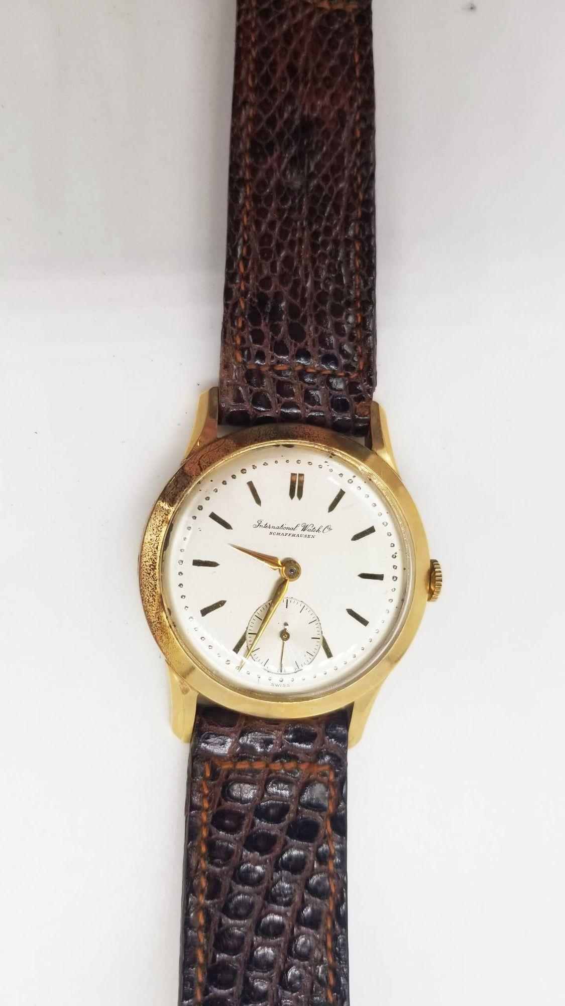 14K Gold Mid Century Mens Wristwatch International Watch Co Schaffhausen IWC In Excellent Condition For Sale In Van Nuys, CA