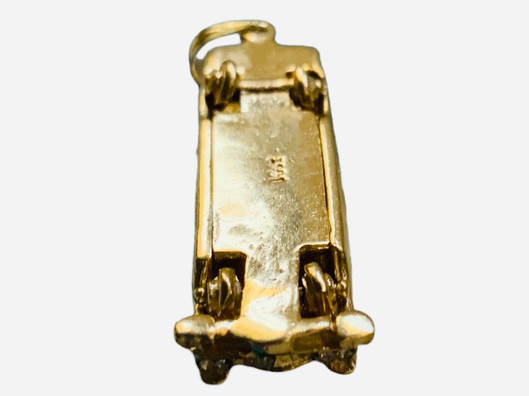 14K Gold Midcentury Cadillac Charm/Pendant  In Good Condition For Sale In Guaynabo, PR