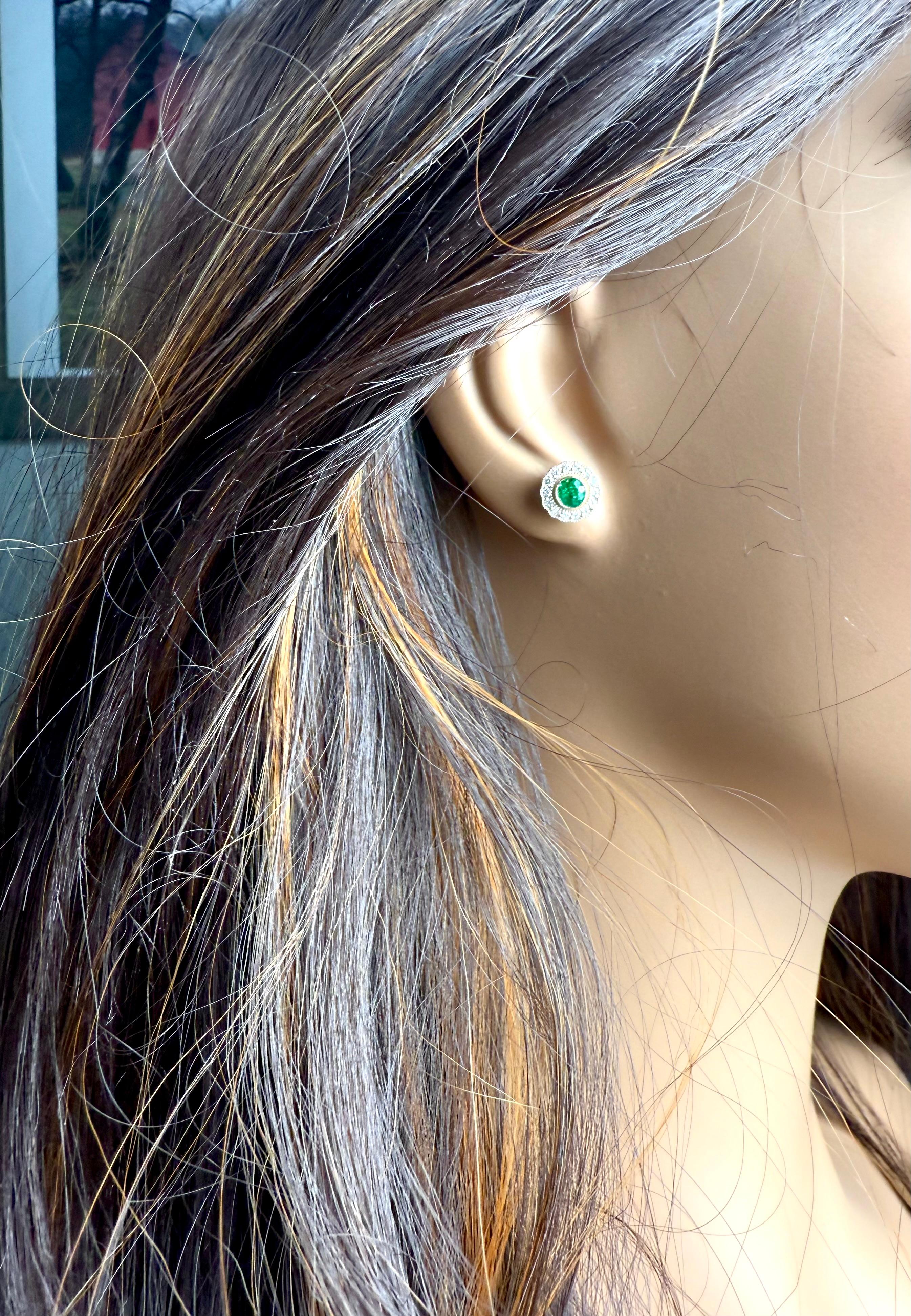 Modern 14K Gold Millgrain Circle Stud Earrings Bezel Set Emeralds and Pave Diamonds For Sale