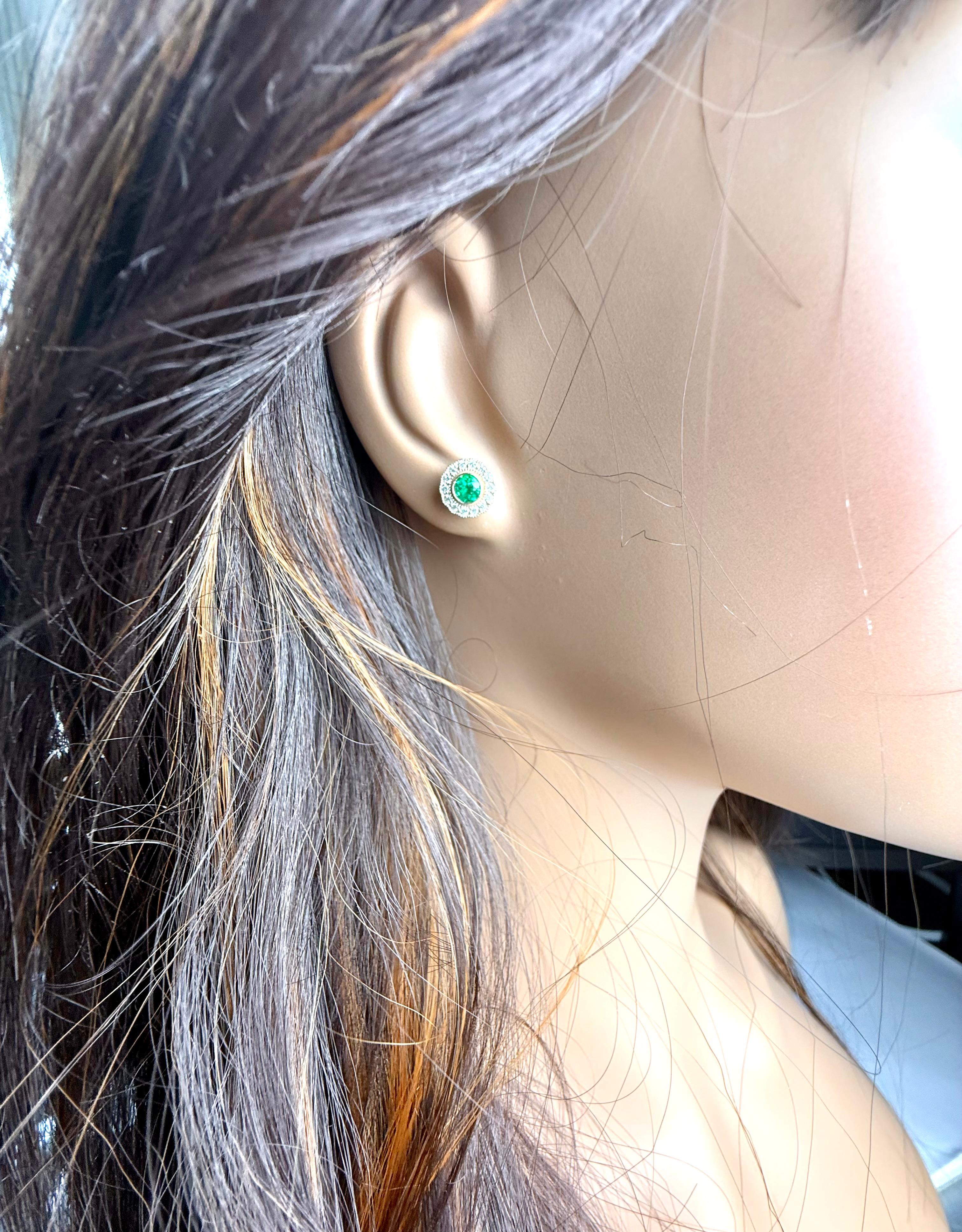 14K Gold Millgrain Circle Stud Earrings Bezel Set Emeralds and Pave Diamonds In New Condition For Sale In New York, NY