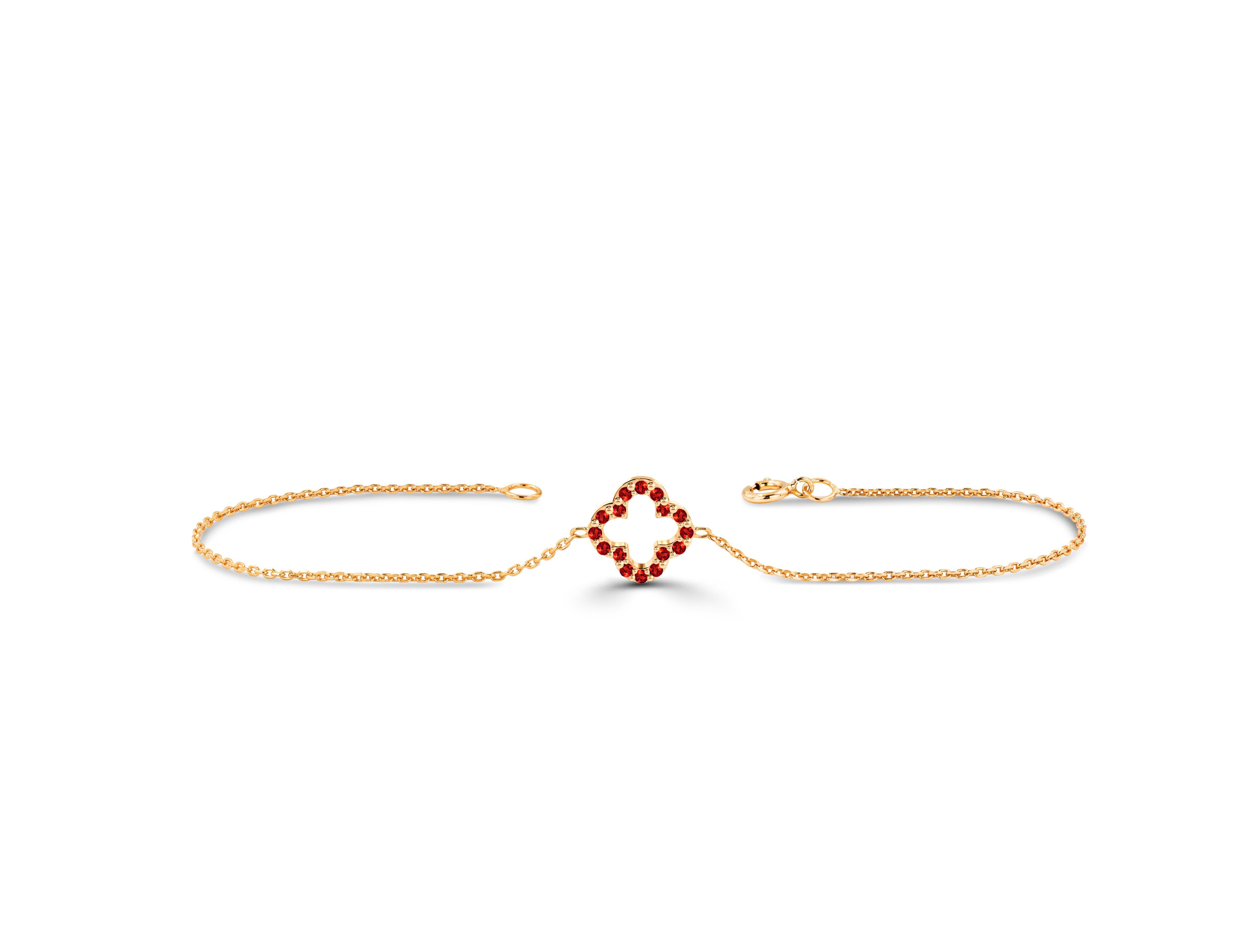 Moderne Mini bracelet trèfle en or 14 carats avec pierres précieuses, émeraudes naturelles, rubis et saphirs en vente
