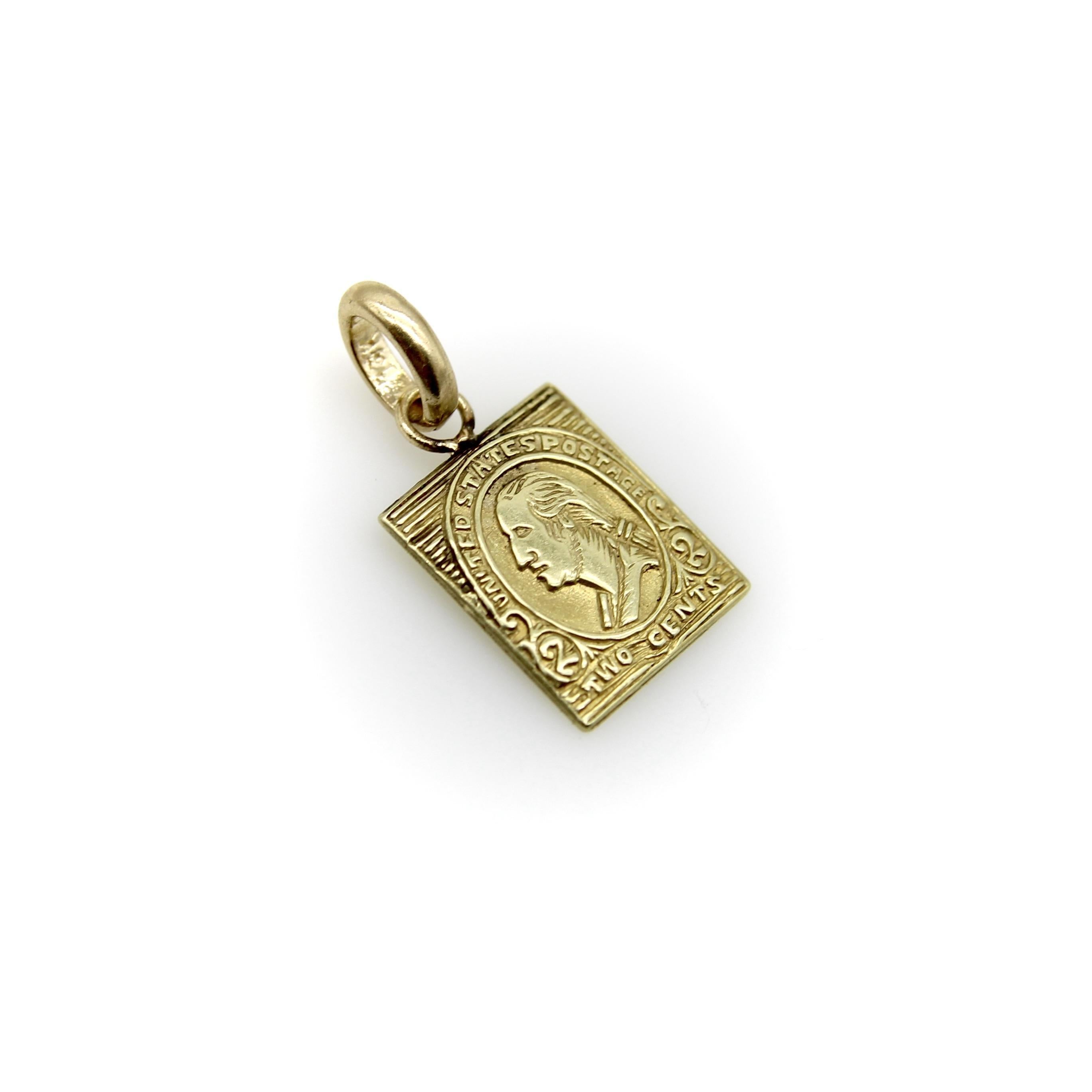 Ce charme en or 14k est une miniature du timbre de 2 cents de Washington qui a été émis vers 1894. Le timbre représente le profil de George Washington, bordé d'un texte indiquant 