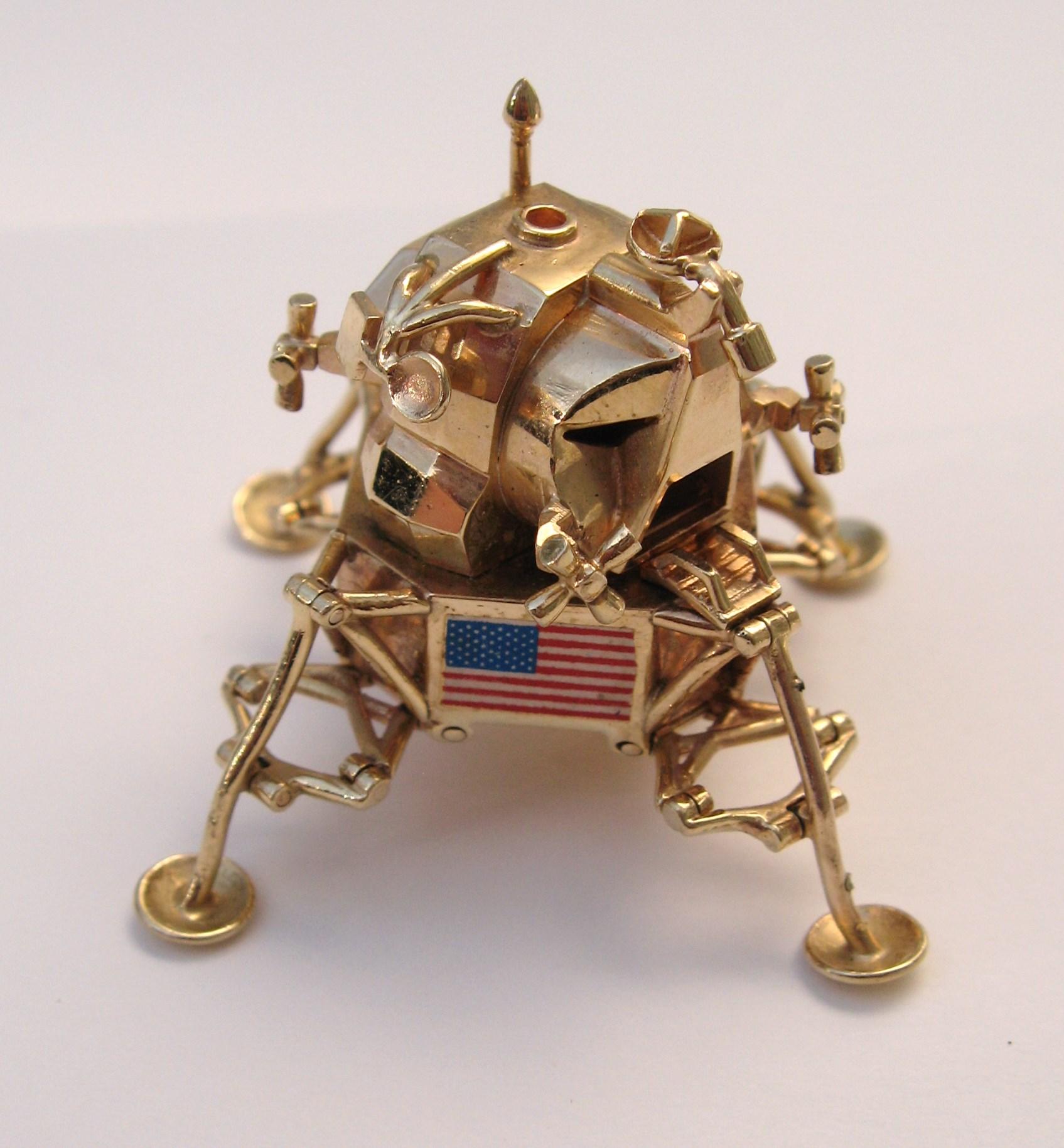 14 Karat Gold model of Apollo 11 articulated Lunar Excursion, 1969 Module, USA In Good Condition In Wallkill, NY