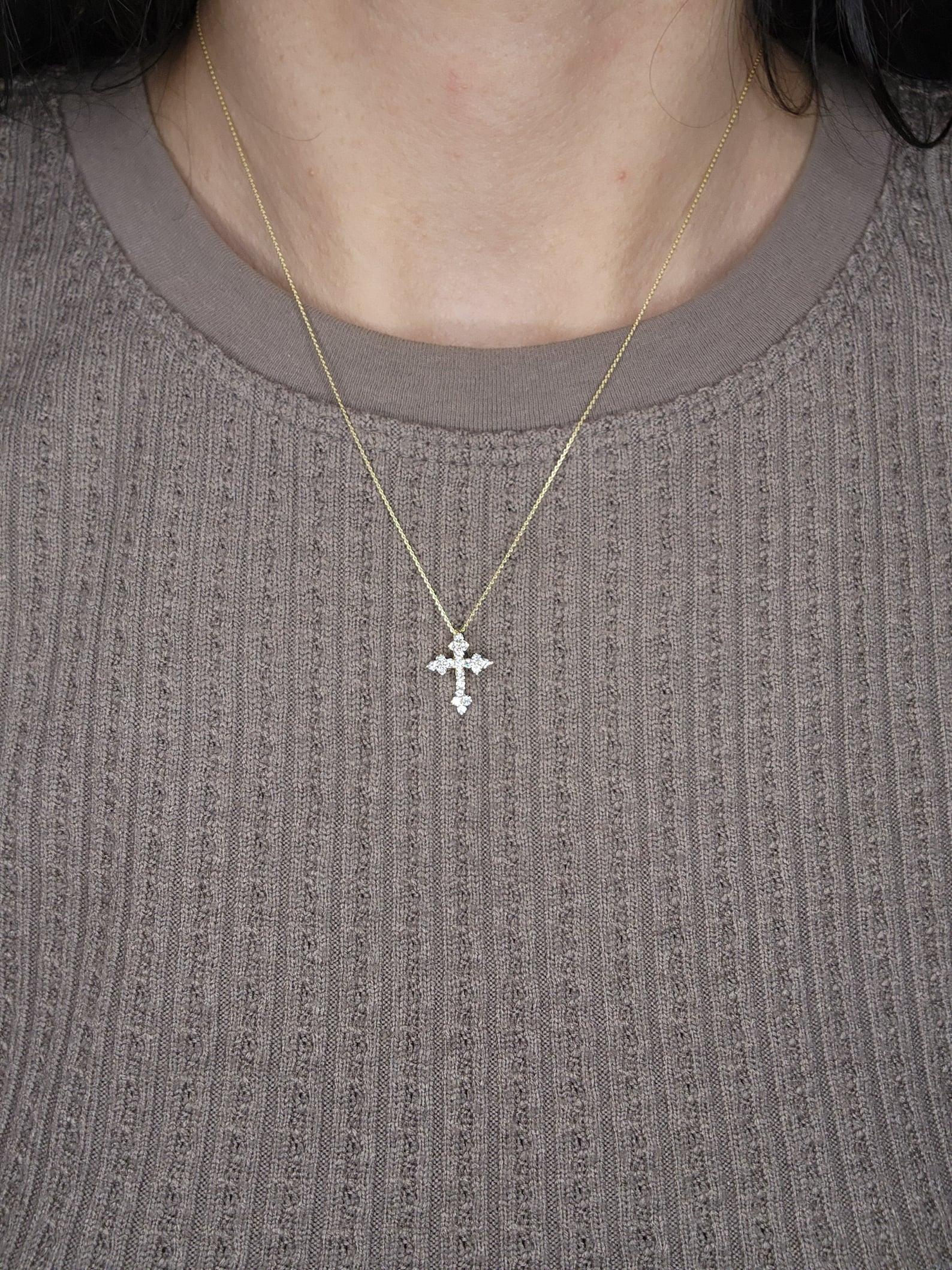 Collar Colgante Unisex Cruz Moissanita Oro 14K Regalo Único Para Ella en Nuevo Estado en Chicago, IL