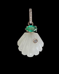 Pendentif en or 14k en forme de coquillage avec émeraude et diamants