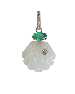 Pendentif en or 14k en forme de coquillage avec émeraude et diamants