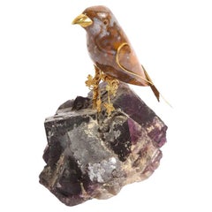 Oiseau en agate monté en or 14 carats sur roche d'améthyste sculptée