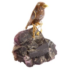 14 Karat Gold montierter Achatvogel auf geschnitztem Amethyst-Stein