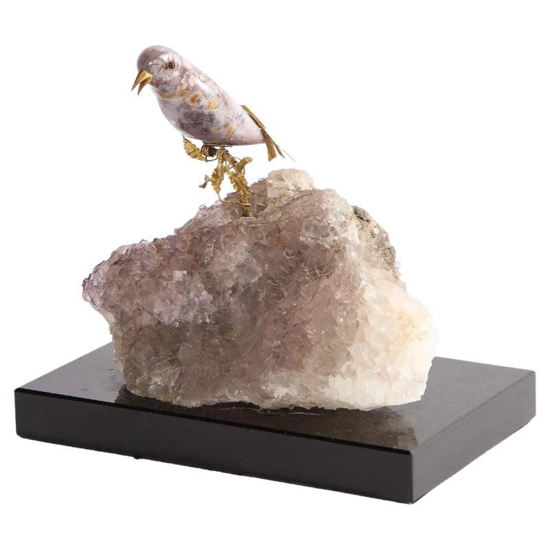 Oiseau en agate monté en or 14k sur pierre en fluorite, monté sur verre noir