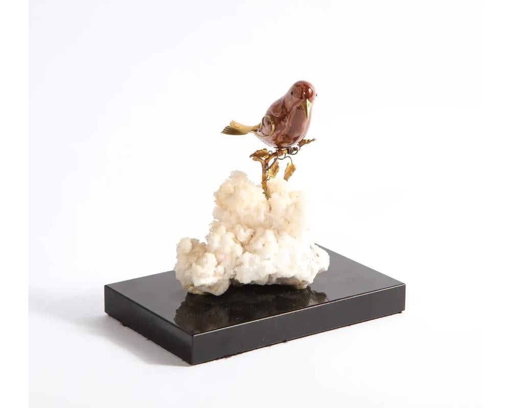 Pájaro de Jaspe Montado en Oro de 14K sobre Piedra de Calcita Blanca, Montado sobre Cristal Negro en Bueno estado para la venta en New York, NY
