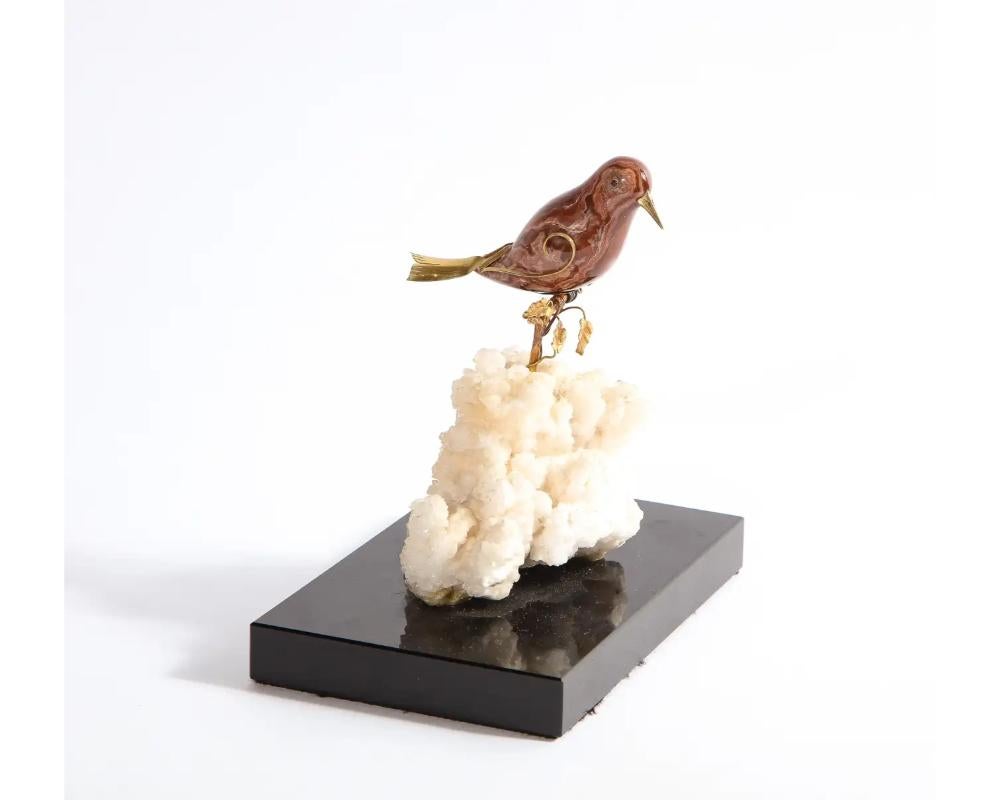 XIXe siècle Oiseau en jaspe monté en or 14 carats sur pierre de Calcite blanche, monté sur verre noir en vente