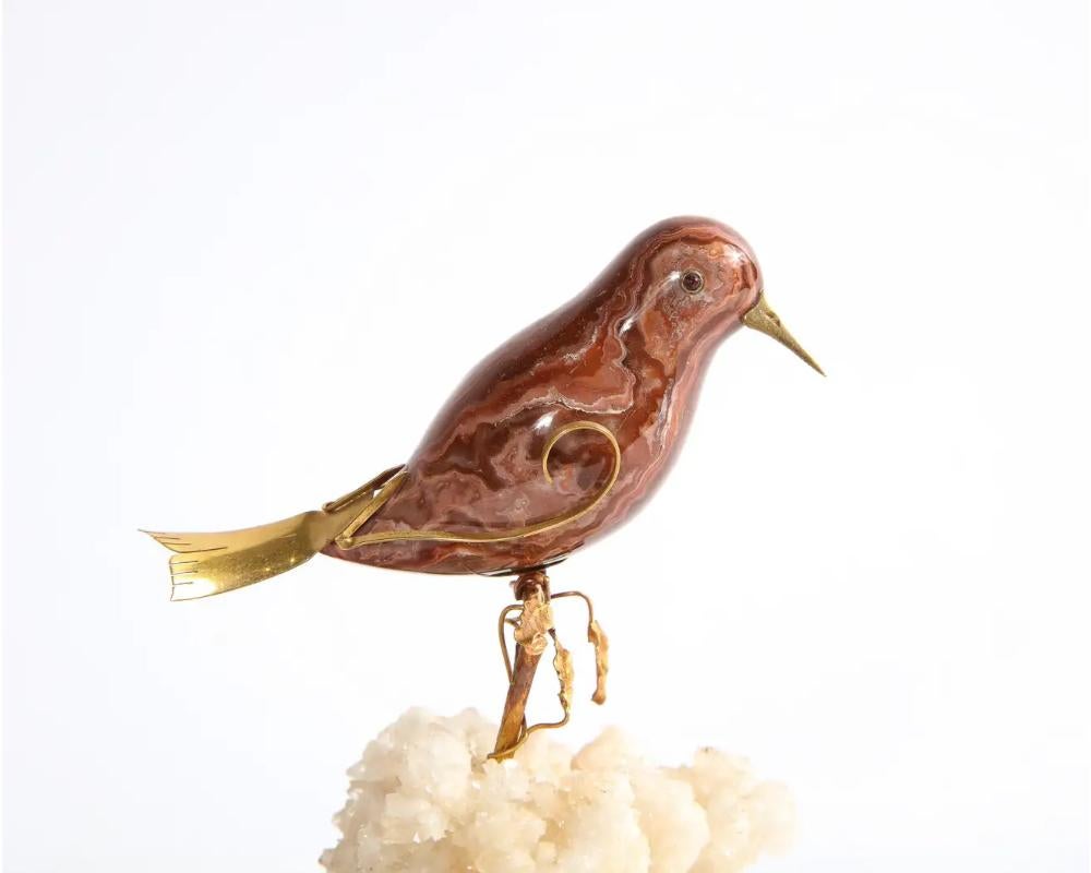 Oiseau en jaspe monté en or 14 carats sur pierre de Calcite blanche, monté sur verre noir en vente 1