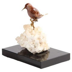 14k Gold montierter Jaspisvogel auf weißem Calcite-Stein, montiert auf schwarzem Glas