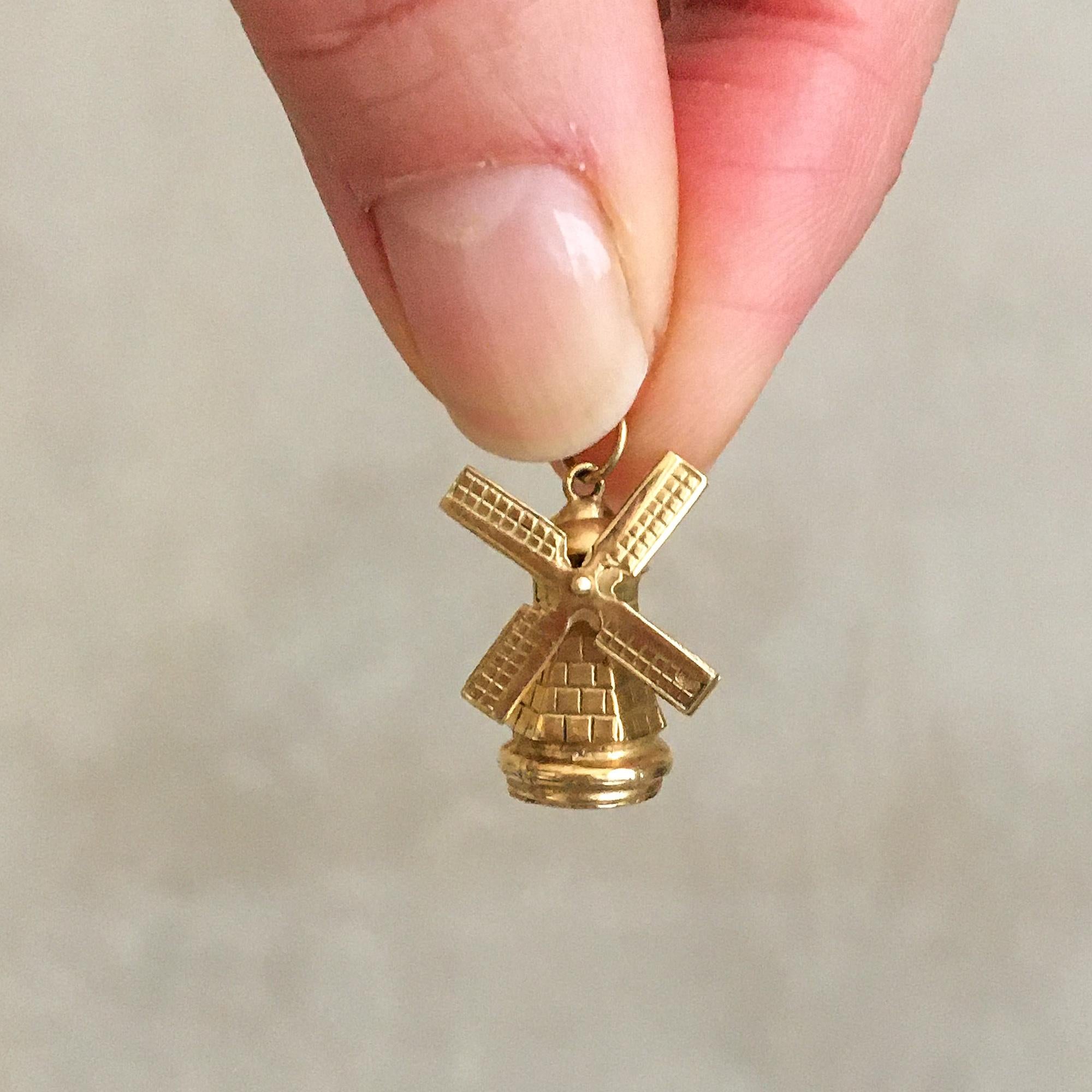 14K Gold Movable Dutch Windmill Charm Pendant In Good Condition In Rotterdam, NL