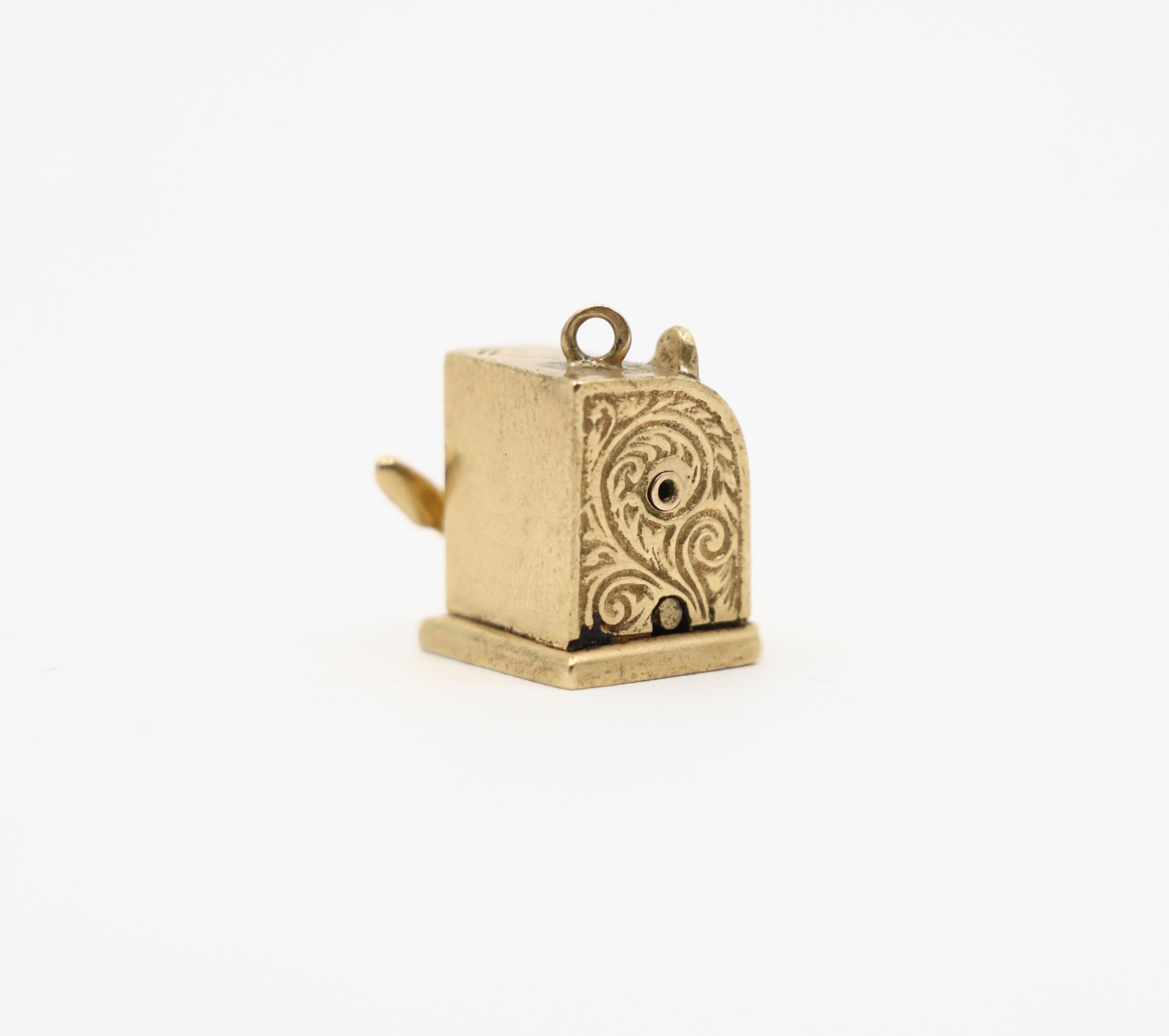14K Gold Movable Slot Machine Charm In Good Condition For Sale In Flushing, NY