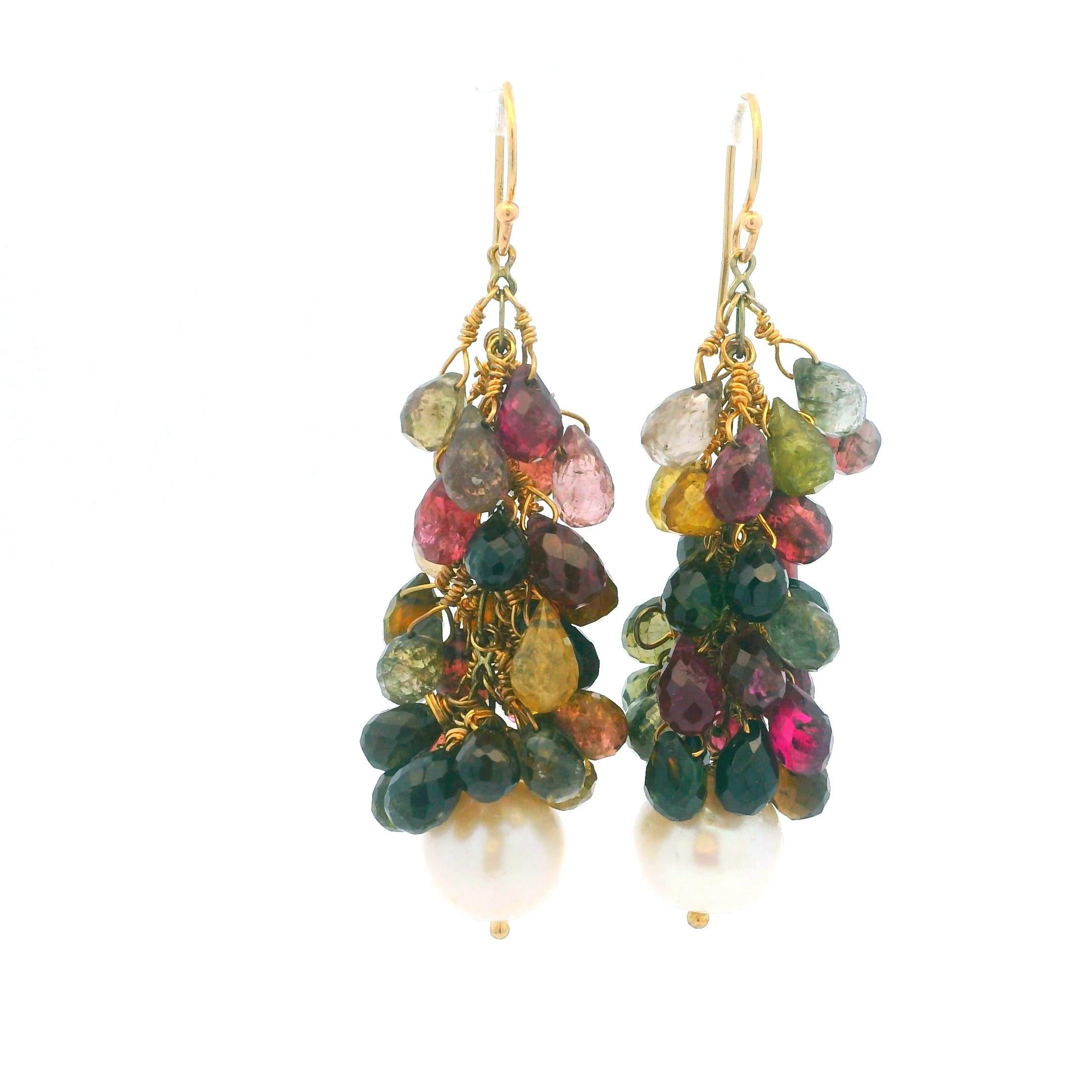 Diese exquisiten Ohrringe sind eine poetische Kaskade natürlicher Farben und bestehen aus Dutzenden von facettierten Turmalin-Brioletten in einer üppigen Palette, die von tiefem Waldgrün und Olivgold bis hin zu Rosa-, Himbeer-, Rouge- und warmen