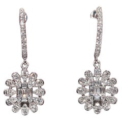 Boucle d
oreille pendante en or 14k ornée d
un diamant taille baguette naturel et d
un diamant taille Brillinat