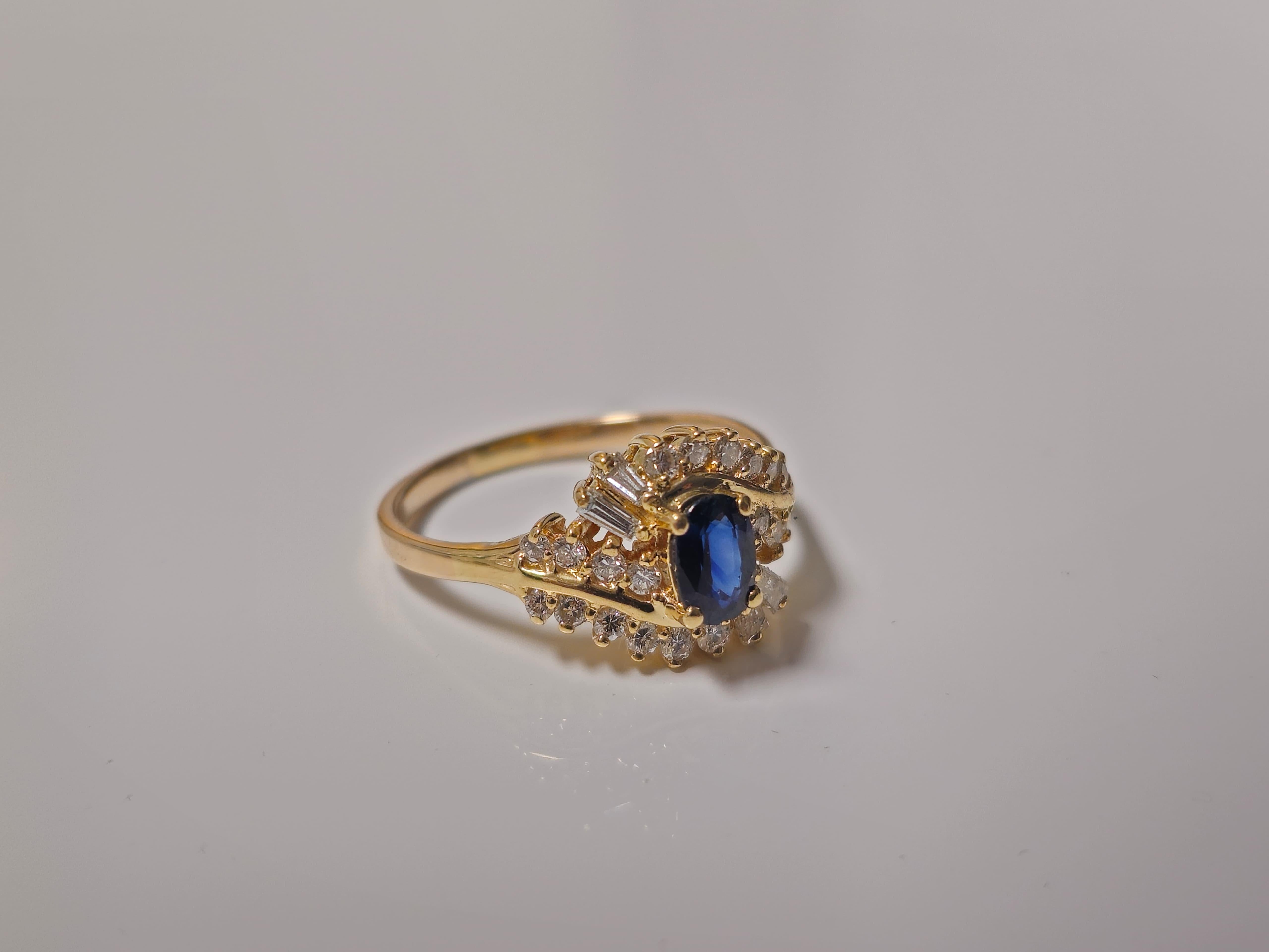 Taille ronde Bague en or 14 carats, saphir bleu naturel et diamant en vente