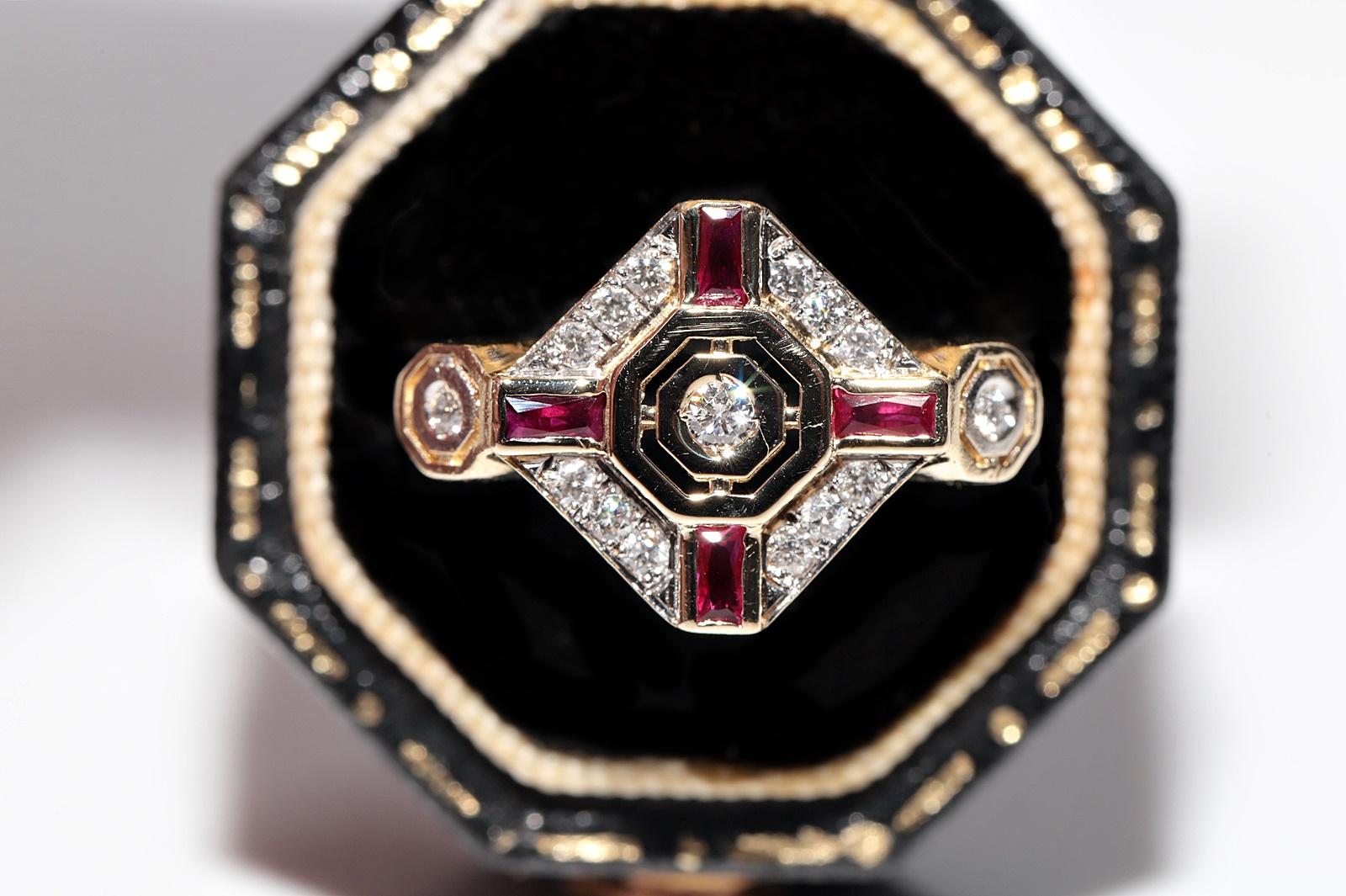 En muy buen estado.
El peso total es de 3,1 gramos.
Totalmente es diamante 0,38 ct.
El diamante es de color H y claridad vvs-vs.
Totalmente es rubí 0,30 ct.
La talla del anillo es US 6.2 
Podemos fabricar cualquier tamaño.
La caja no está