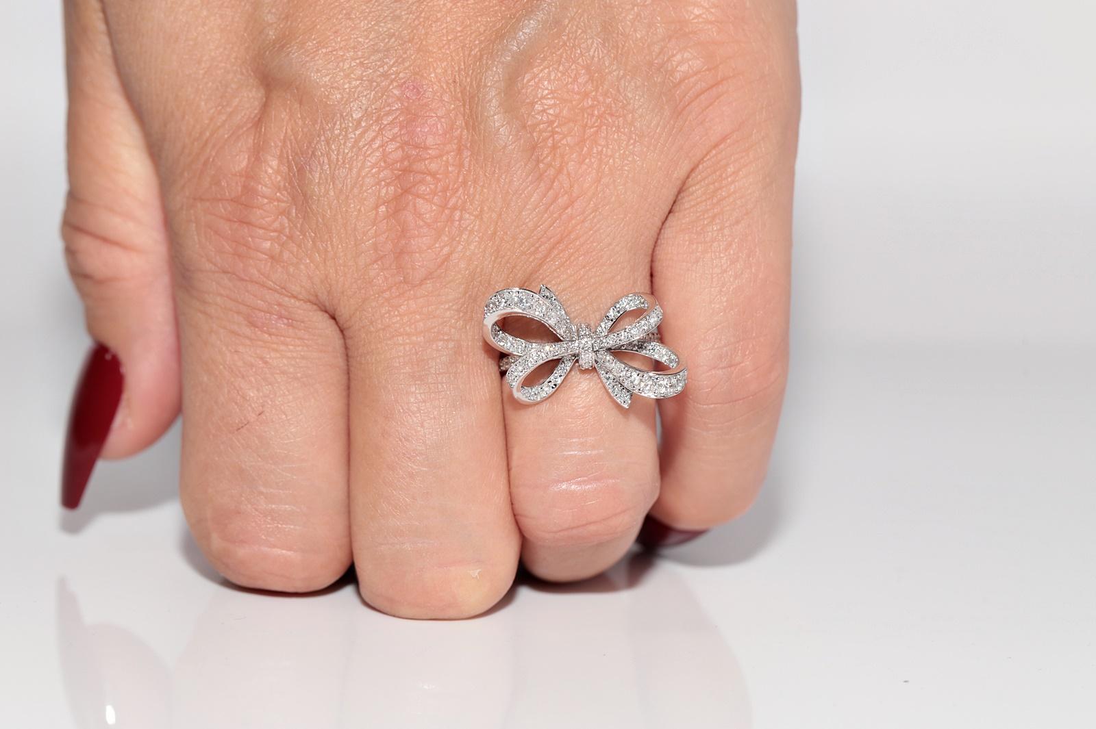 Moderne Bague en or 14k ornée d'un nœud et de diamants naturels en vente