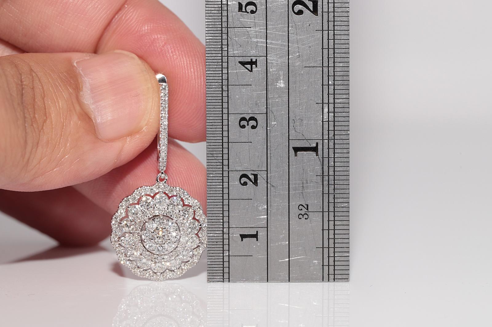 En muy buen estado.
El peso total es de 8,7 gramos.
Totalmente es diamante 2,81 ct.
El diamante es de color G-H-I y claridad vs-s1-s2.
La caja no está incluida.
Ponte en contacto para cualquier pregunta.