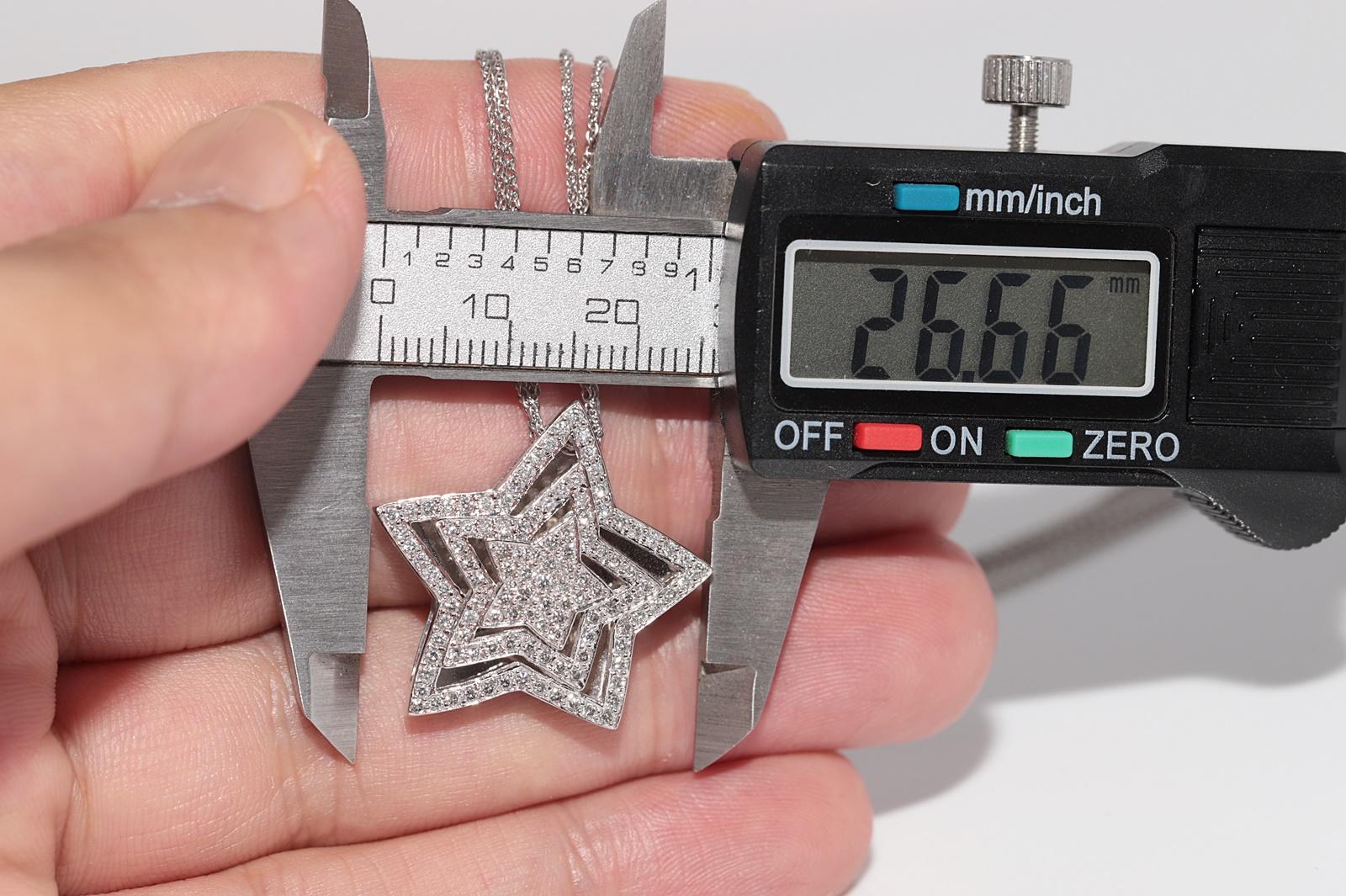 Collier pendentif en or 14k orné de diamants naturels et d'étoiles au design étonnant en vente 2