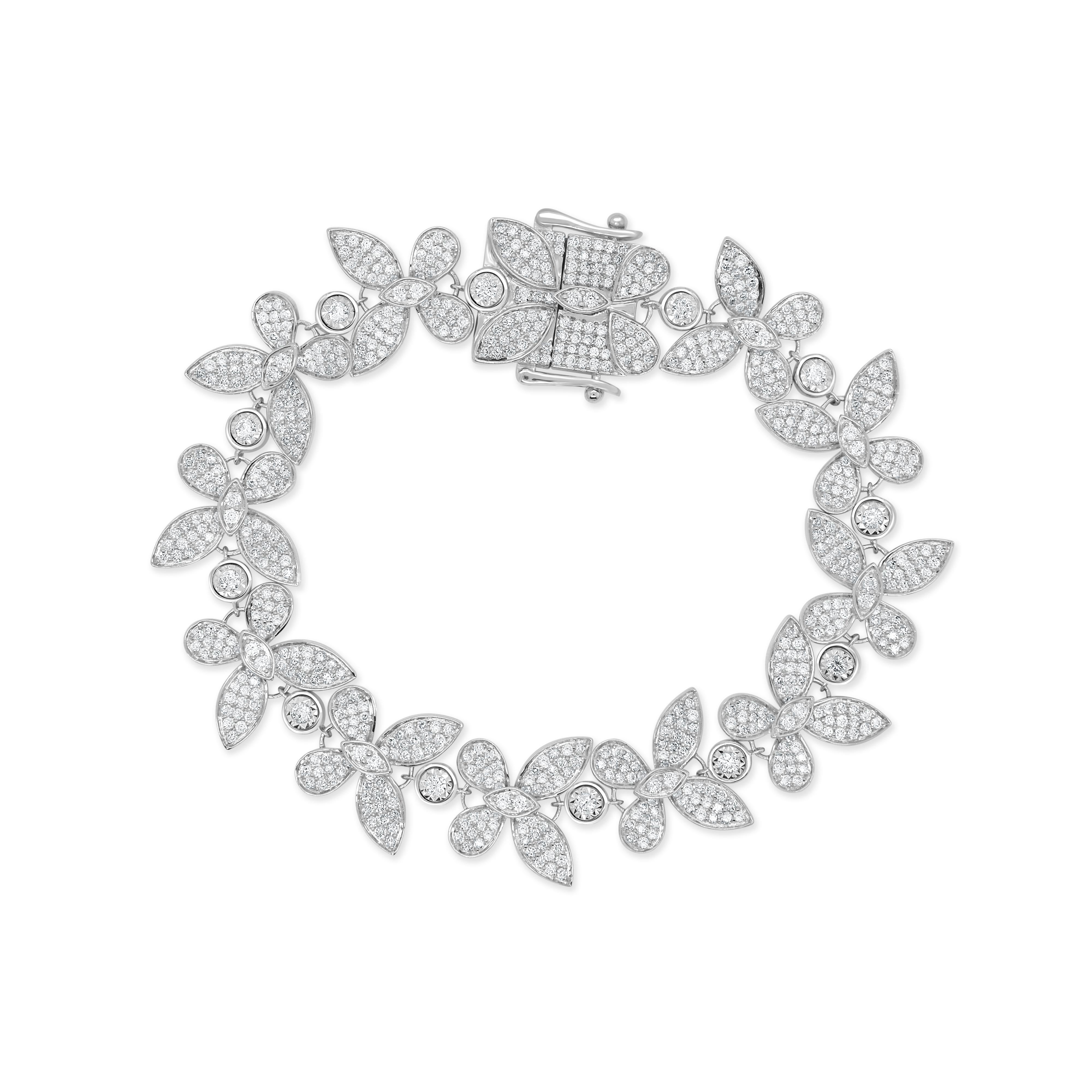 Il s'agit d'un magnifique et élégant bracelet en diamant naturel au Design Nature/One. Cette pièce d'apparat vous vaudra certainement de nombreux compliments et constitue une excellente idée de cadeau, si vous ne vous l'offrez pas à vous-même.